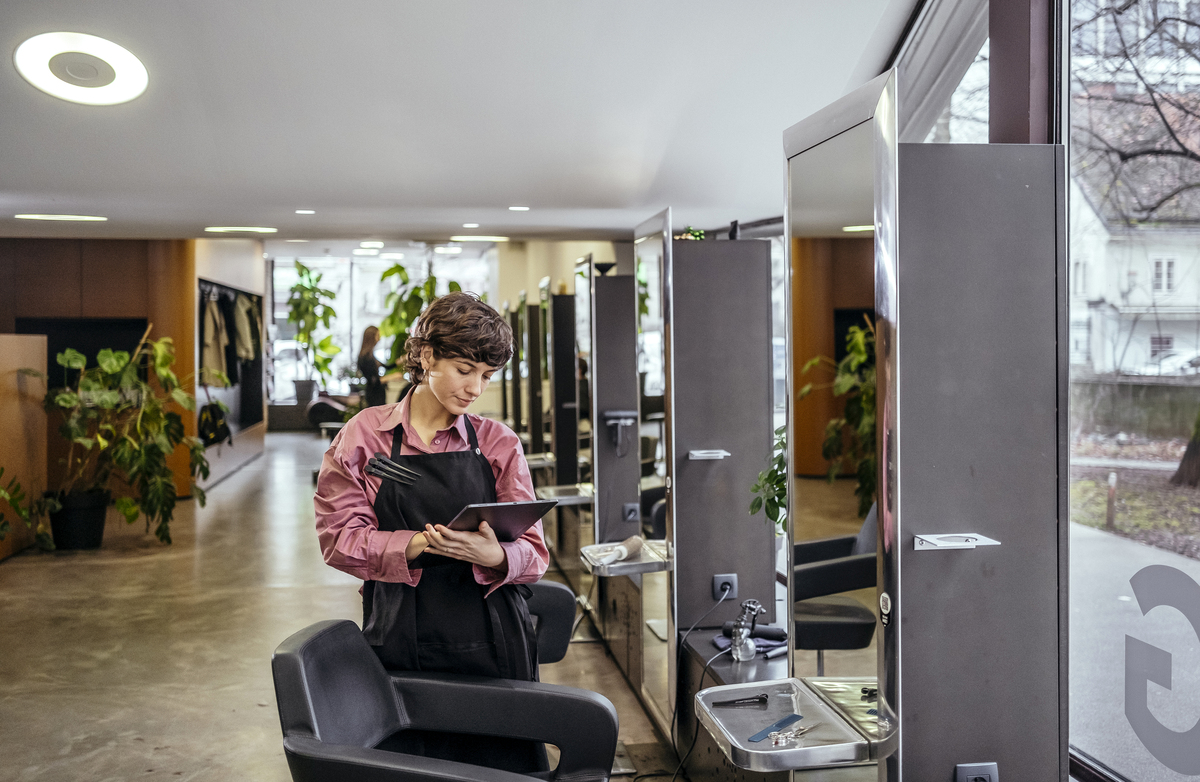 你现在是一个发型设计师