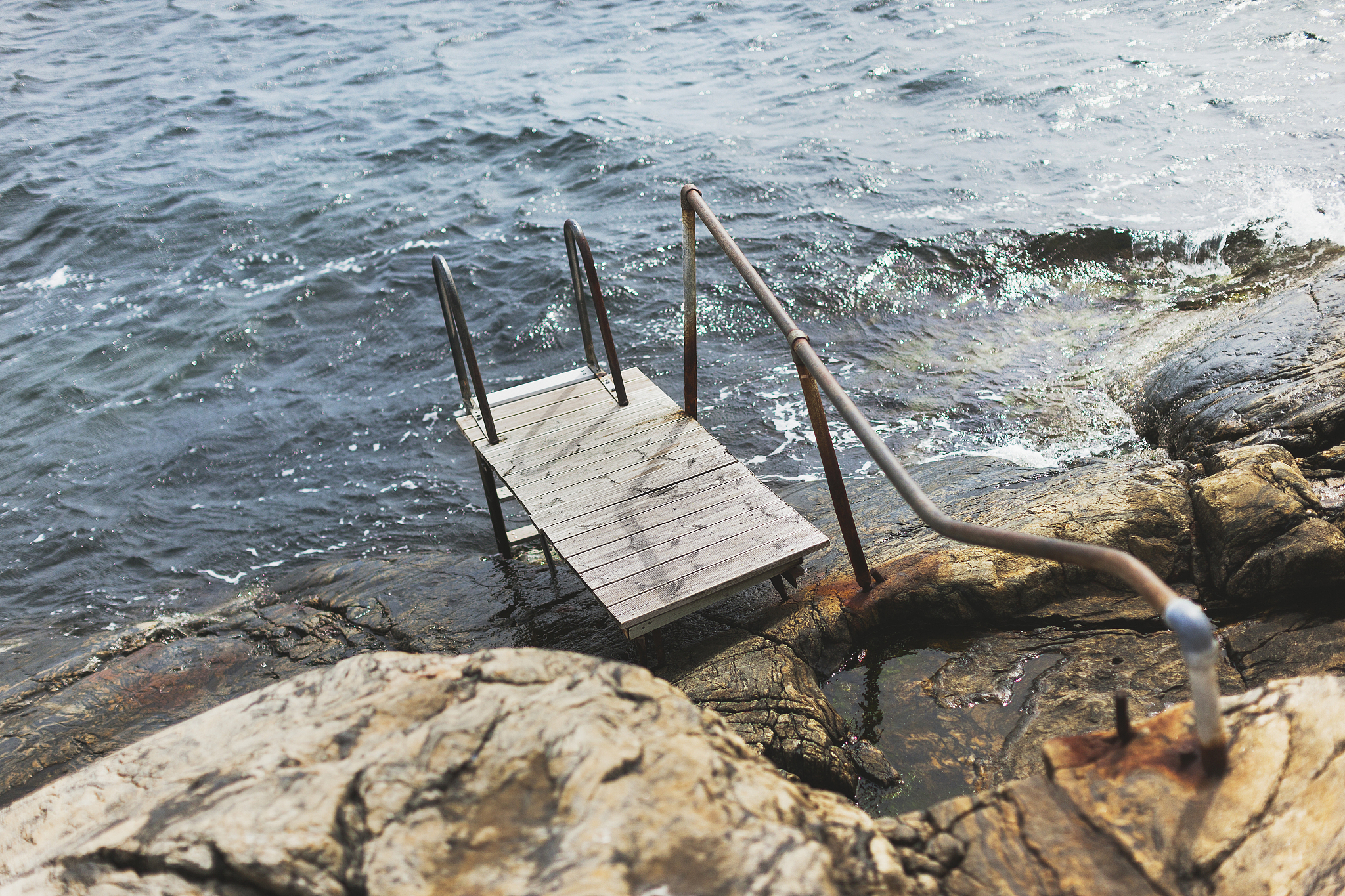 1、进过初步的勘探硇洲岛的因为近几年的建设发展许多民井已经被填埋导致调查井变少工期紧。