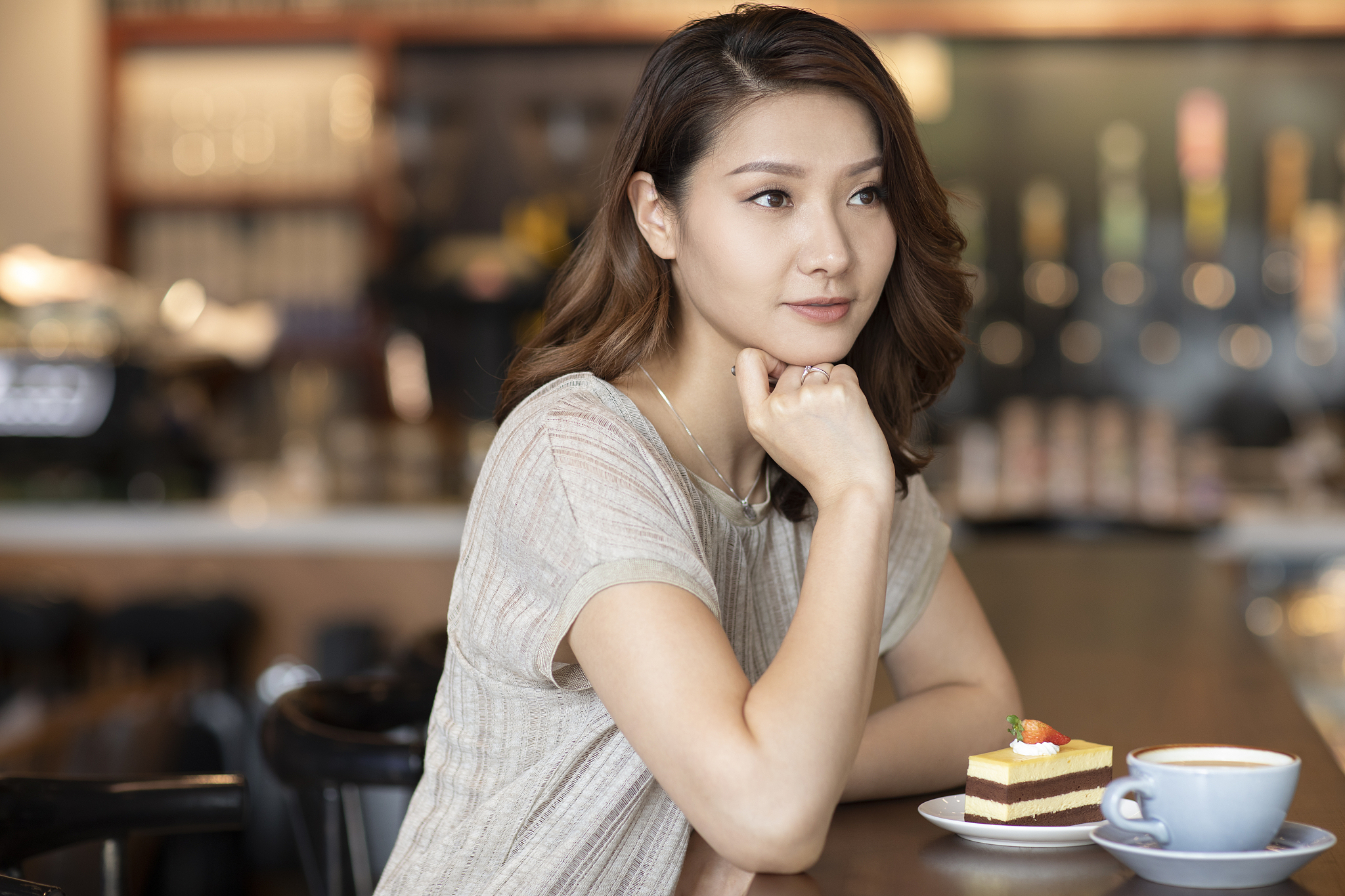 优雅女士在咖啡店喝下午茶