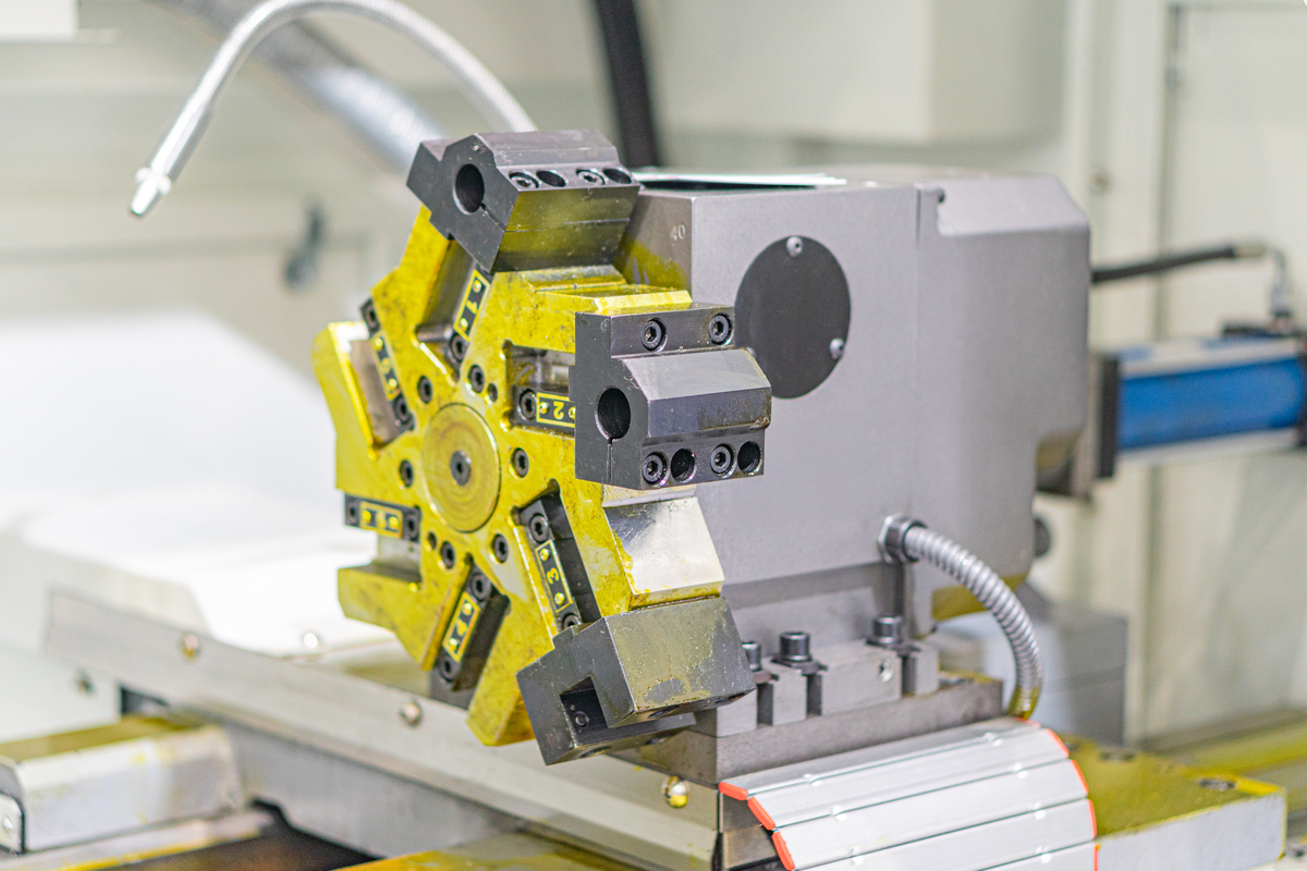 自动换刀机械手设计方案: 从动作特性到传动装置选择