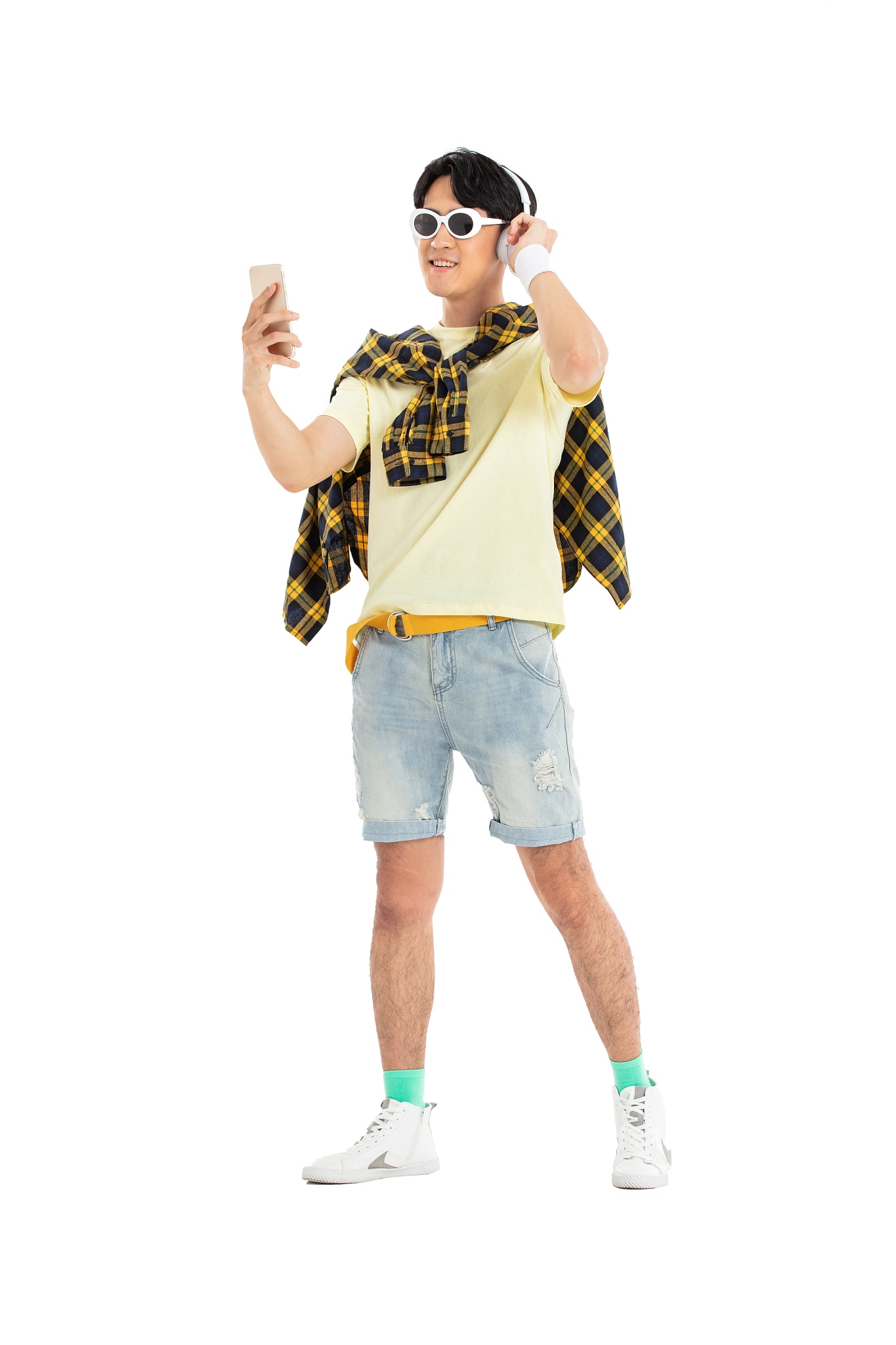 带着耳机聆听音乐的年轻男生