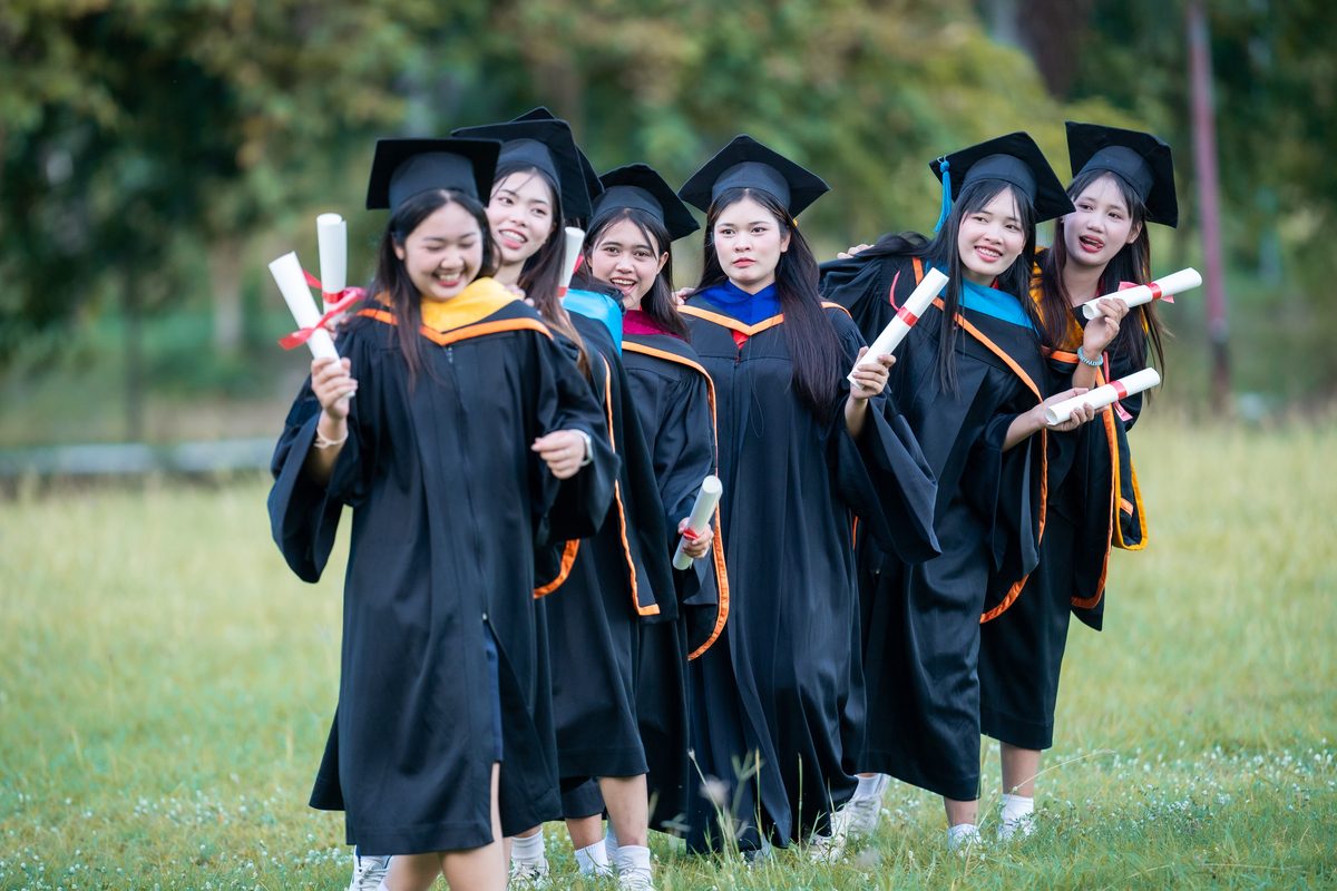他现在是一名大学生