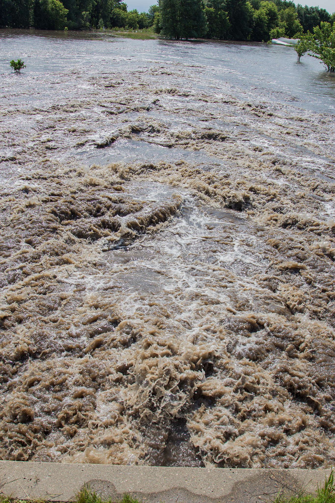 伏旱天气对河水流量的影响：增加还是减少？
