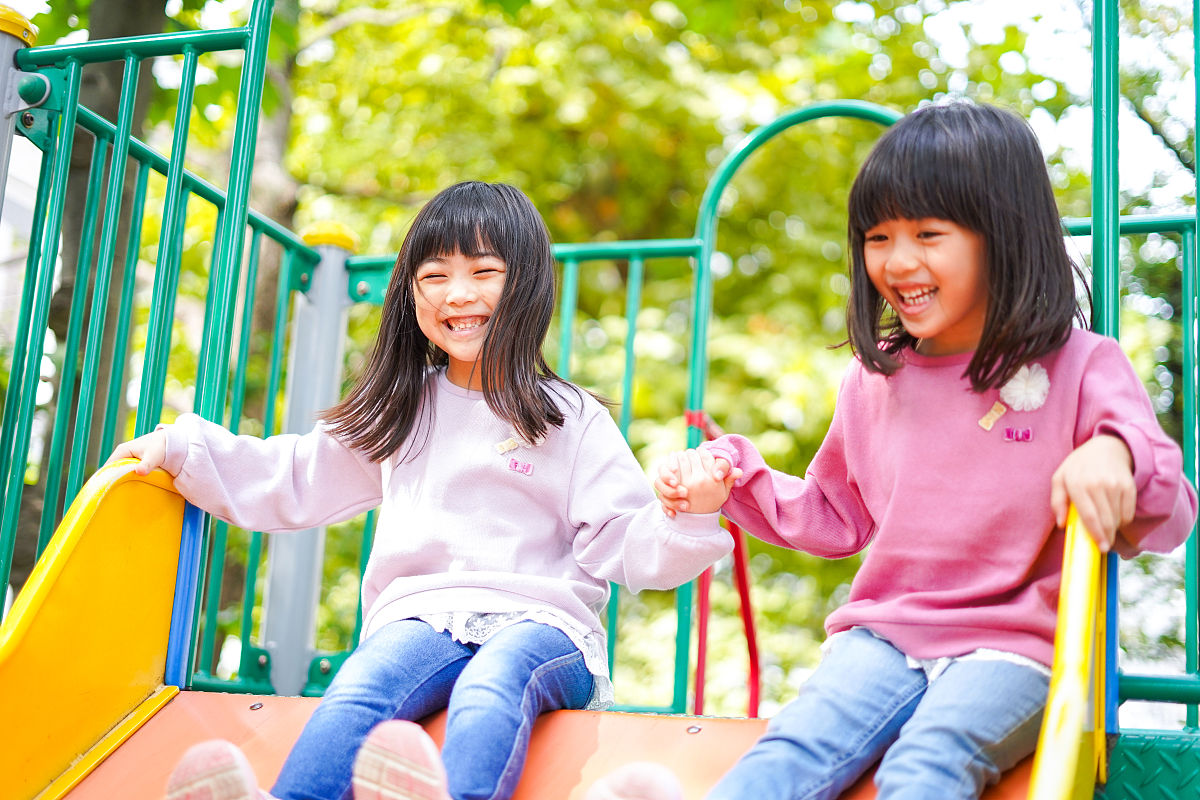 写一份亲子游周末一年级2班。东湖公园露营