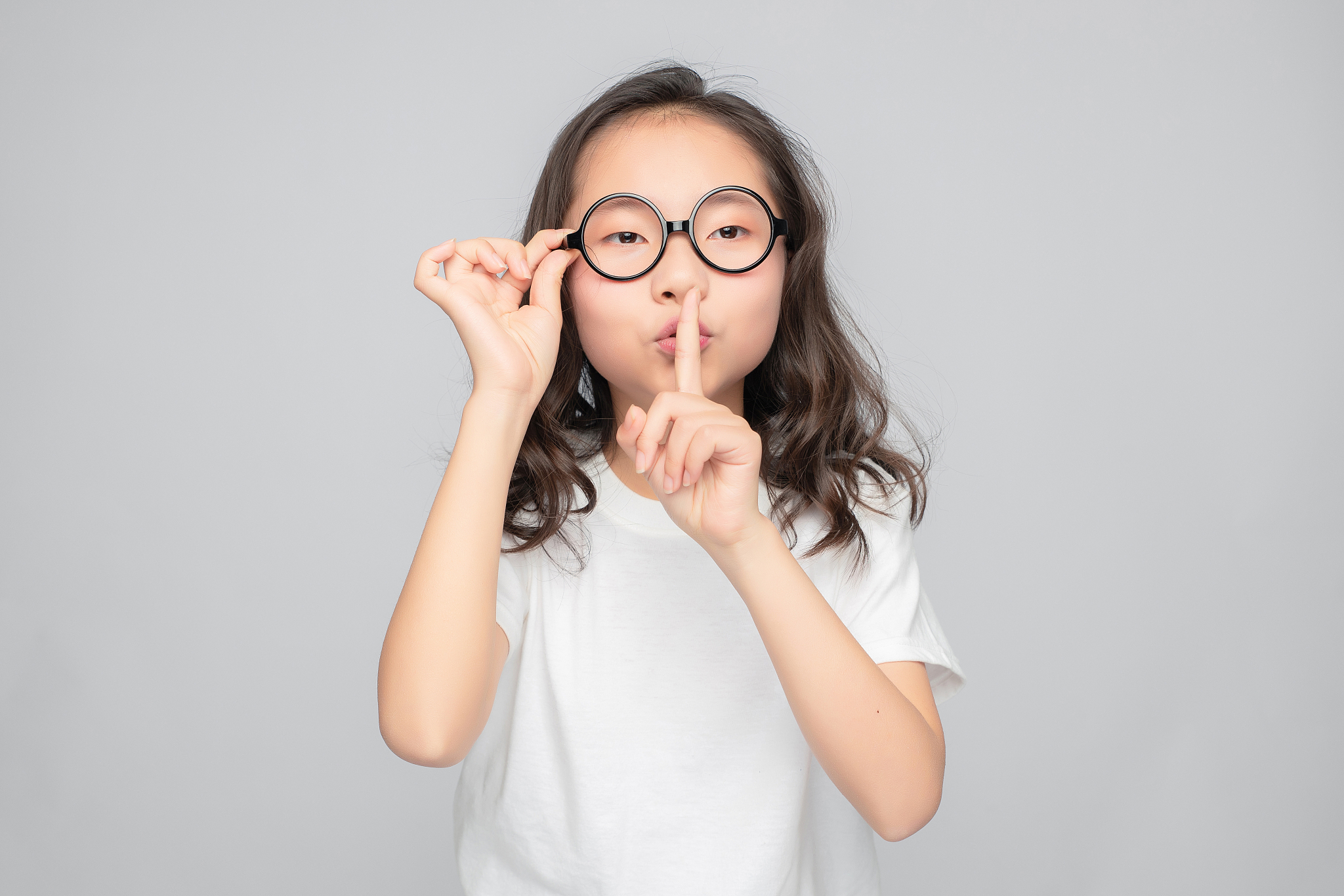灰色背景里的亚洲小学女生