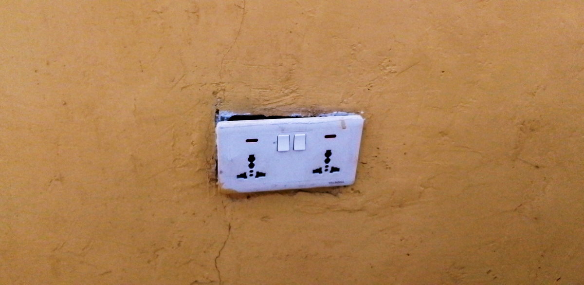 我的空调插座坏了测量电压只有50v最后测试出来应该是空调插座那路电线连接的空气开关坏了根据上述内容请分析一下为什么空气开关会坏掉