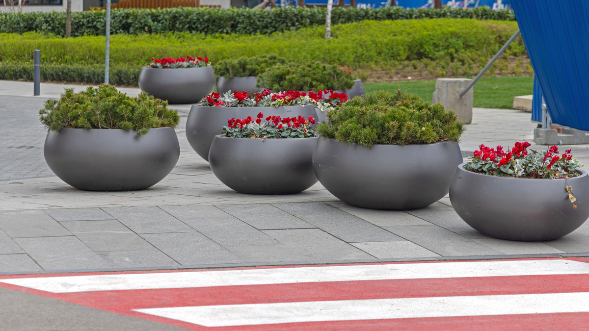 铝合金花箱和梯形树池花箱成功安装，打造小区美丽景观！