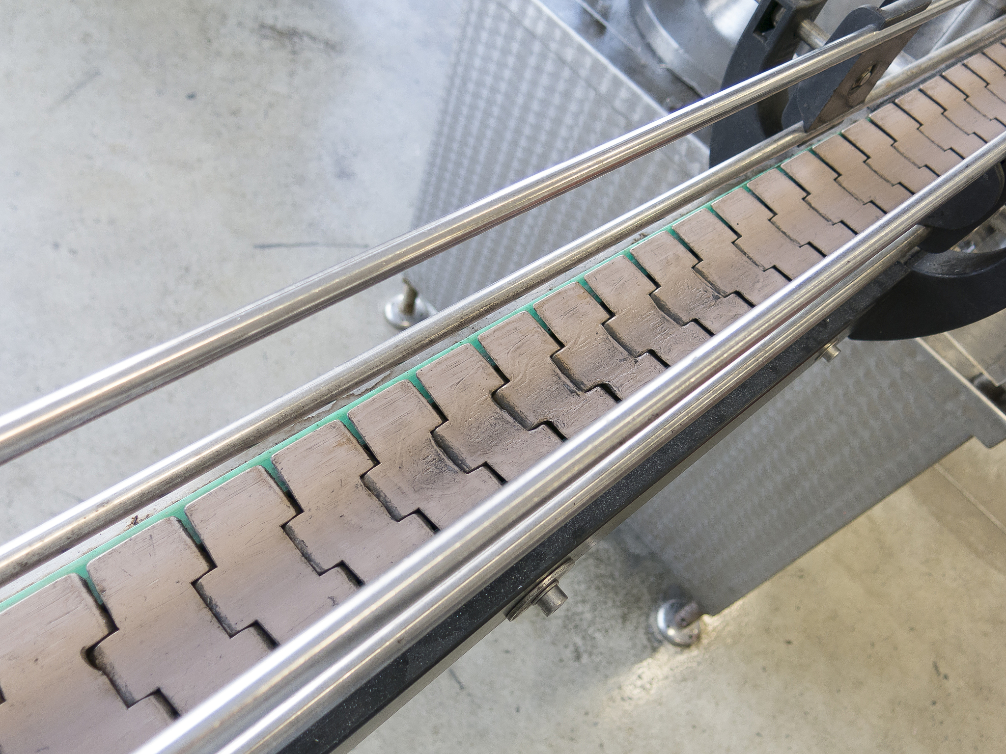 有没有那种传动装置？就比如一个盘它就在这条线上运动触发就从一端移动到另一端的那种