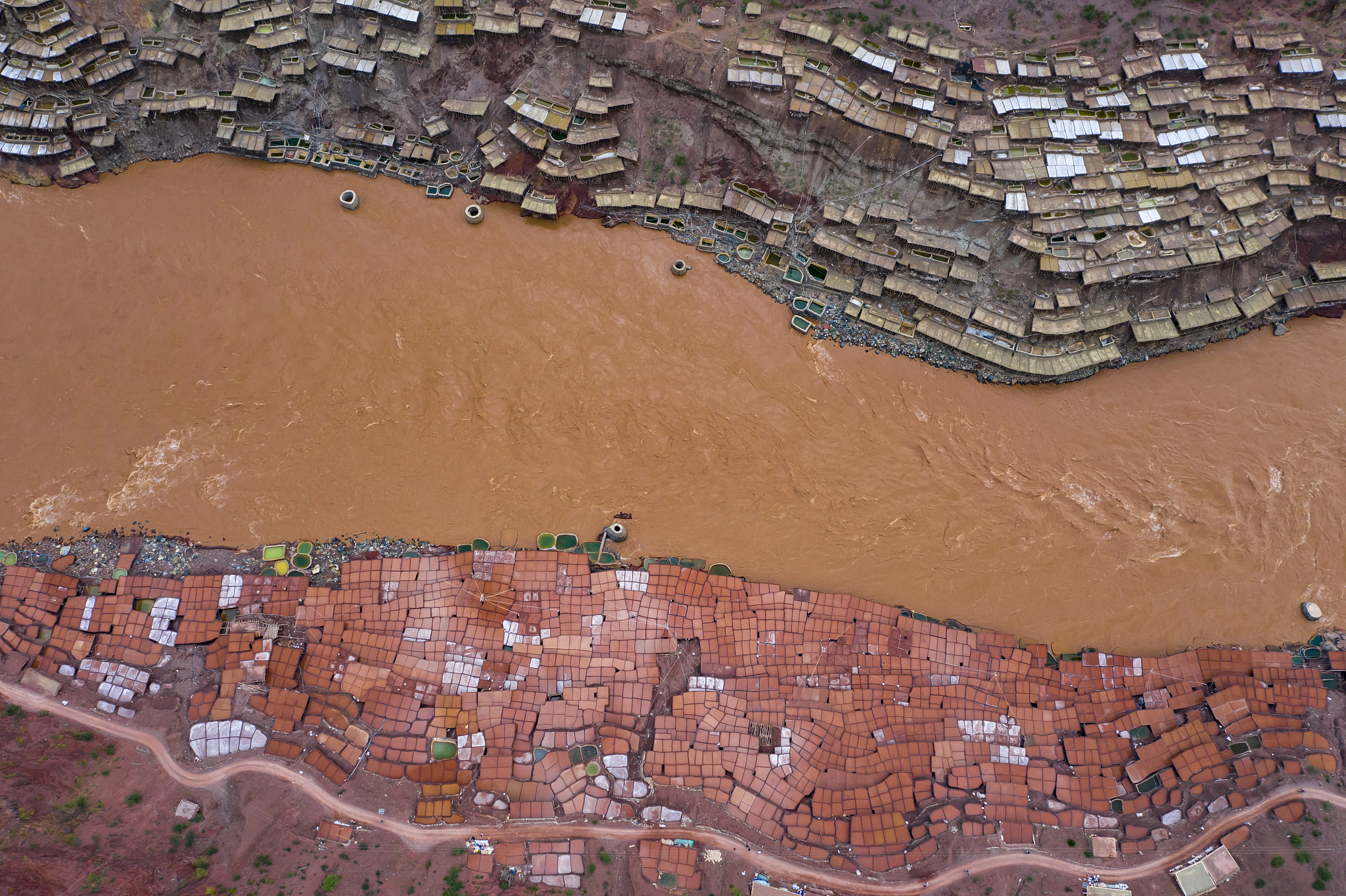 请举例说明自贡盐井分布散乱