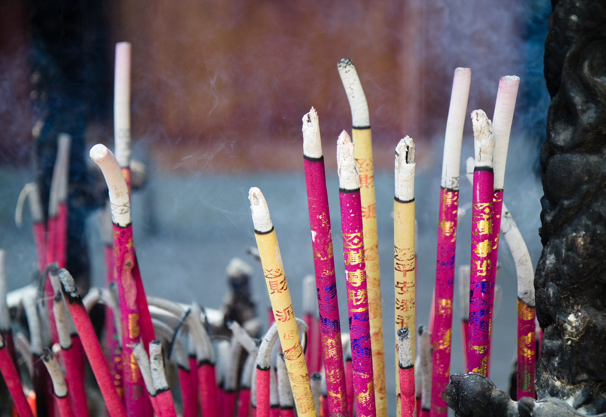 天子营销开口比赛要说重庆中烟的天子烟好天子烟有好几个规格哦你们是怎么陈列的、怎么推荐的、怎么让天子品牌留住消费者的如何利用智慧收银机查询天子系列卷烟的销售和盈利情况等等。请帮我以零售户参赛的身份写2000字左右的参赛作品