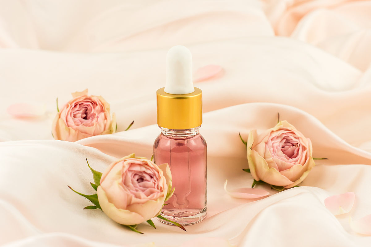 给我10条佰草集面部精华油的创意广告文案产品香味馥郁的自然玫瑰香氛结合经典书籍名句改编针对女性角度