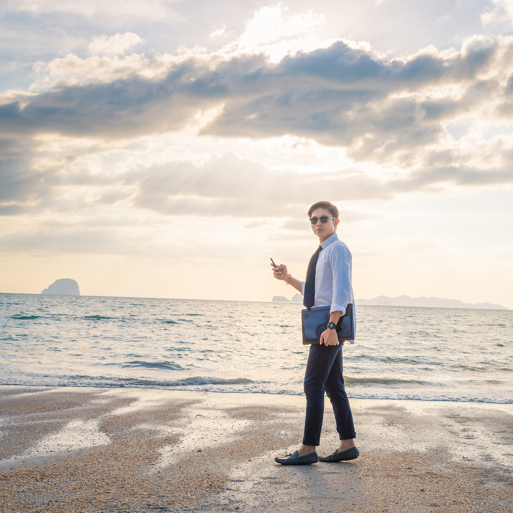 生成一段男大学生的自我介绍吸引女生的那种社交平台用
