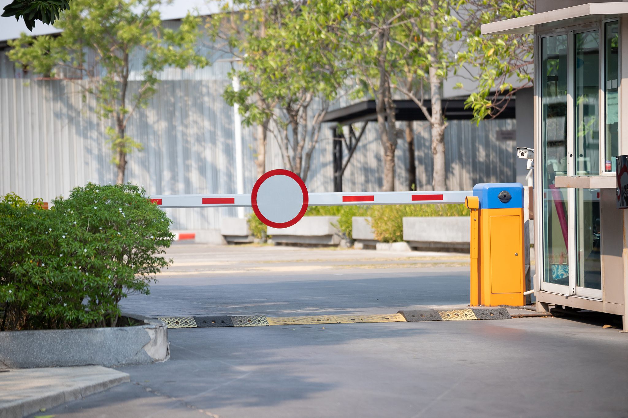 需求依据：基于先进的人车深度检测与高效跟踪技术实现视频中人车的全量捕获并利用视觉基础模型学习和提取可以区分不同人、车的鉴别特征。通过综合利用感知数据和大数据分析实现人车聚类和长期增量聚档为后续应用提供良好的数据基础。研究内容和指标：我们提供人脸、人体和车辆的算法模型支持对视频中水平转动角度不超过±80°、俯仰角不超过±45°的人脸进行抓拍和比对。同时我们的算法模型能够在逆光、曝光、阴阳脸光照条件下