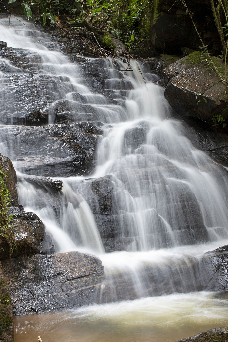 写一首描写瀑布的五言诗