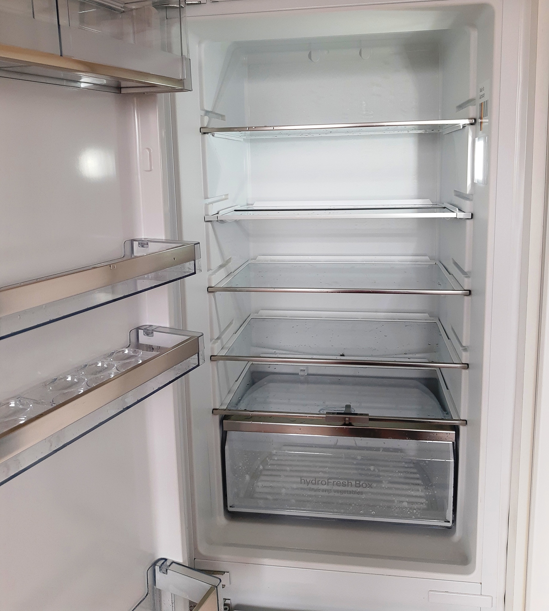 新飞冰箱BCD-192FgR冷藏室不制冷显示屏上显示锁定怎么办显示屏上按钮不好使