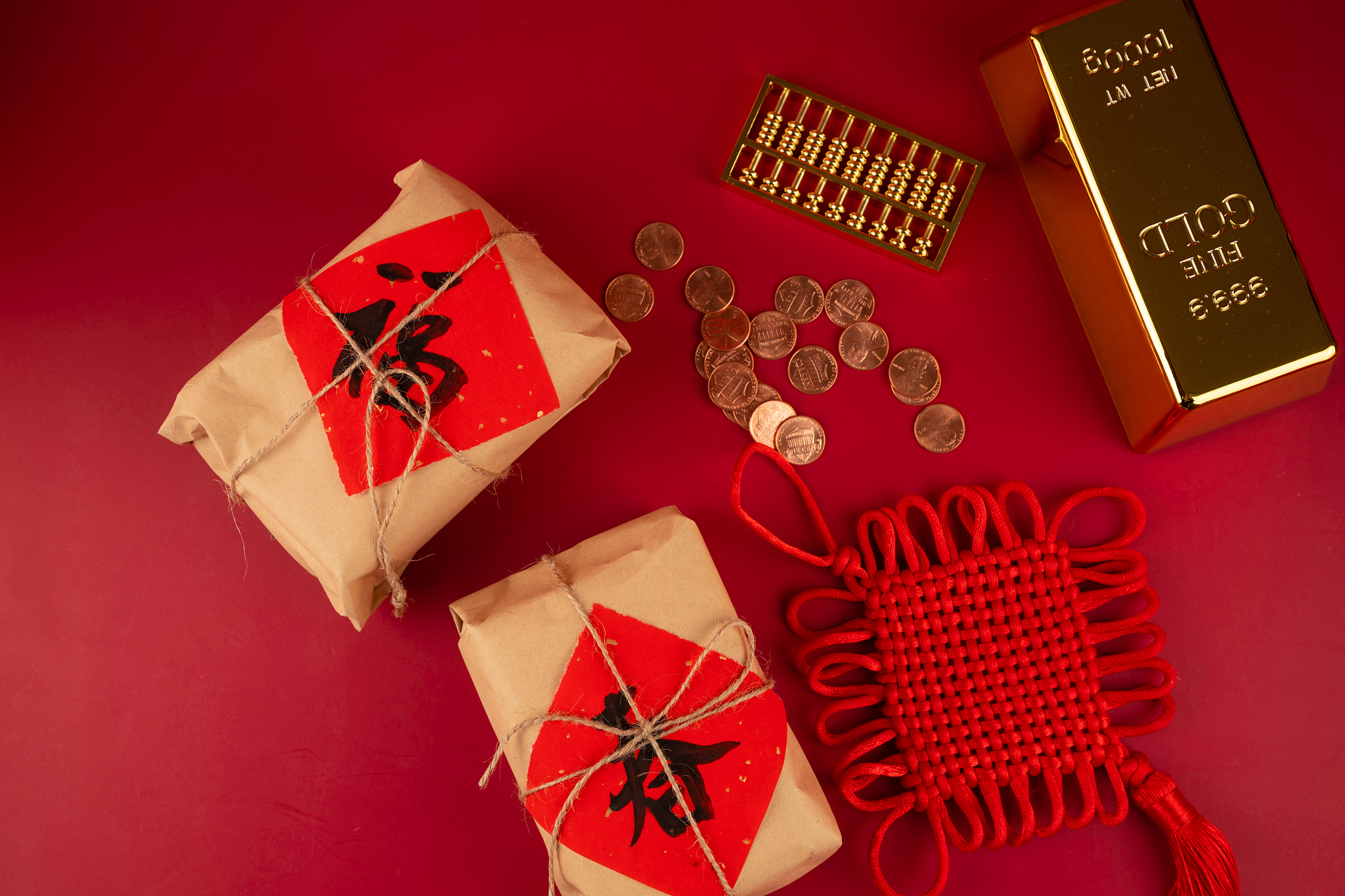 红色文创产品是当今文创产品领域的一种独特形式具有鲜明的时代特征、价值功能与政治诉求。红色文创产品突出红色特性结合现代设计语言用灵活多样的物质载体讲述内涵丰富的红色故事实现了历史语境与历史形象的还原再现不仅是红色历史与艺术语言的融合体现也是引导和教育民众的有益艺术形式。同义转换