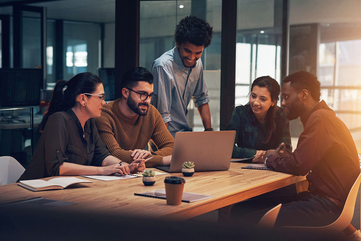 王大爷：他拿到视频后又去网吧没有到办公室。李明：你还记得他去网吧了。周总：宣传片没啥大不了他到网吧先看了视频。小芳：你也没说清楚呀。王大爷：放屁他应该先完成任务。周总：不要再说了我们的重点是如何让夫人满意。小芳：对啊夫人喜欢什么？李明：这个我不知道啊。小李：我知道夫人喜欢名牌包包和珠宝。周总：这个有点难办啊我们公司没有这些东西。小芳：我有我有一个名牌包包还没用过。王大爷：这么定了小芳你把包拿来我们