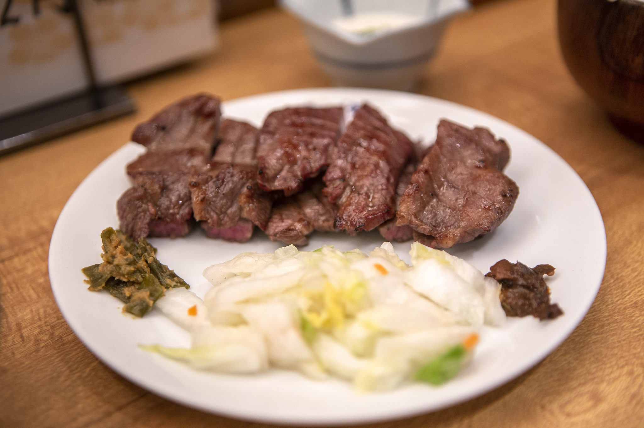 一盘美味的烤牛肉和泡菜