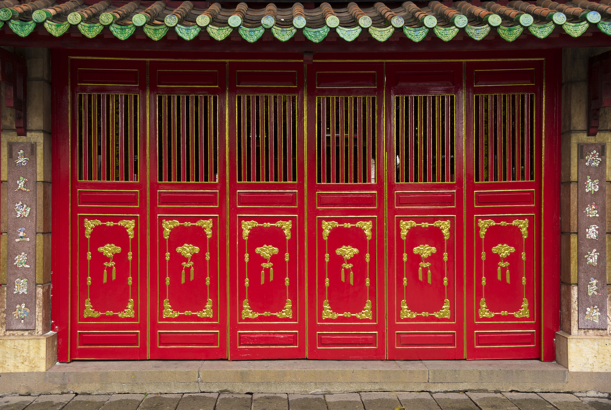 traditional vietnamese door decorated with lacquer painting text