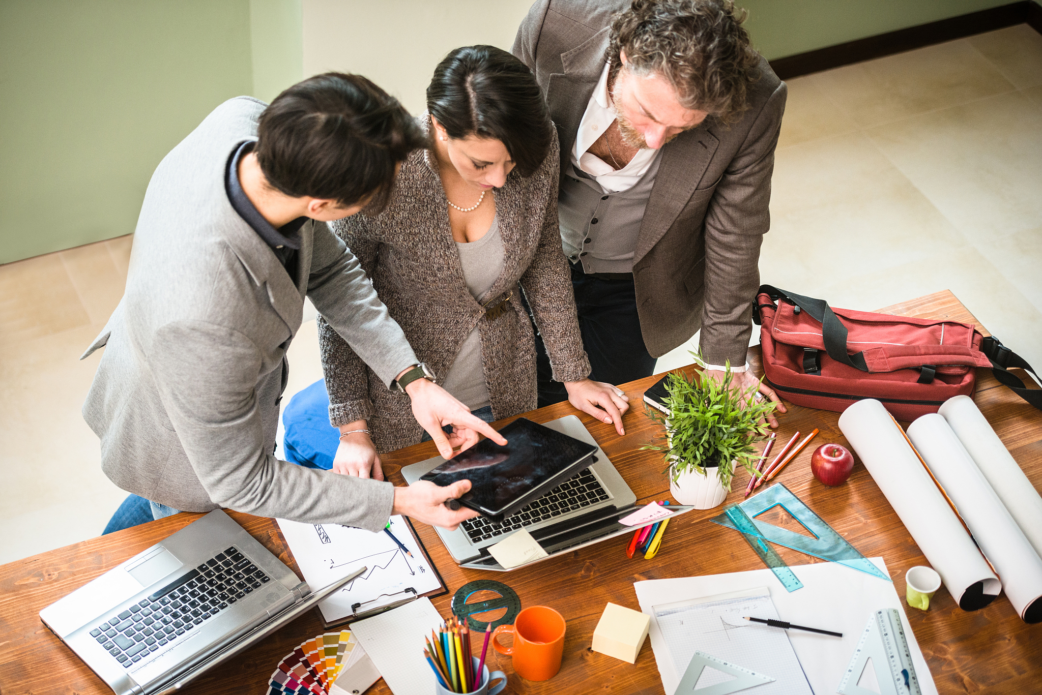 写一大段文本描述实验教学示范中心 队伍建设基本情况
