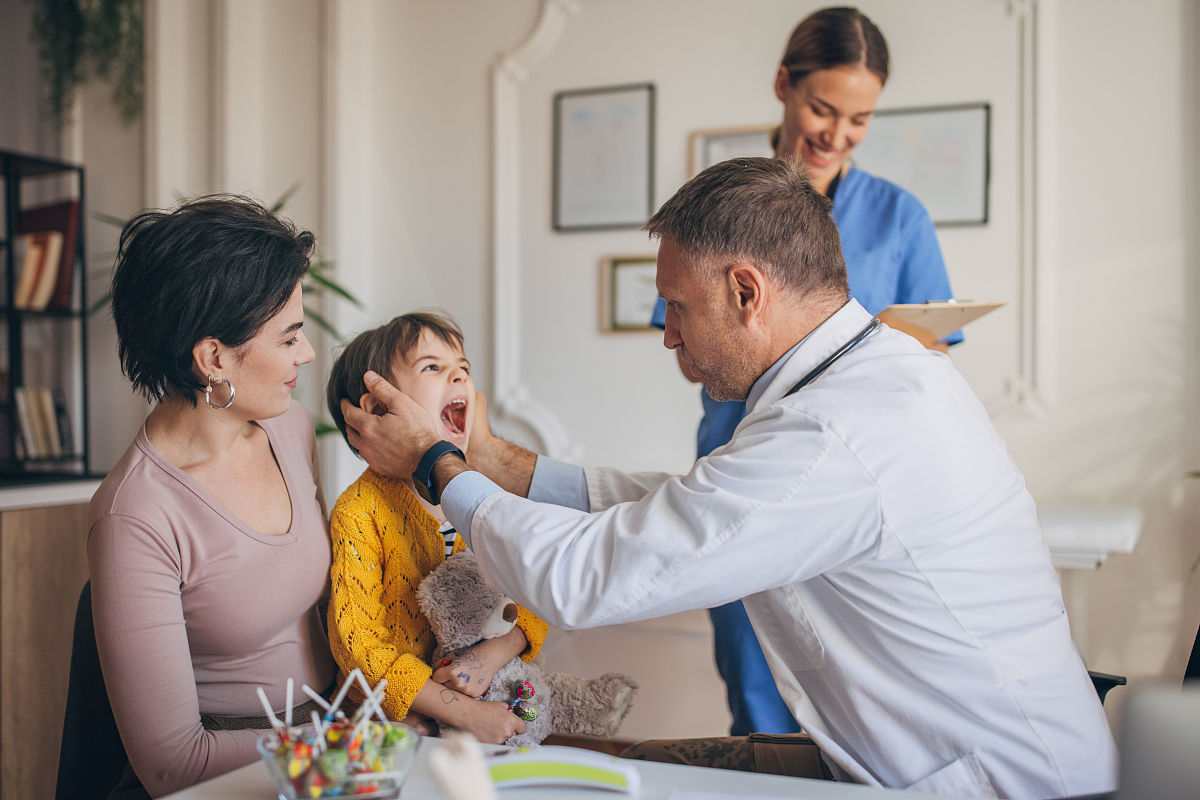 0-3岁宝宝喂养及照顾指南：儿科医生专业建议