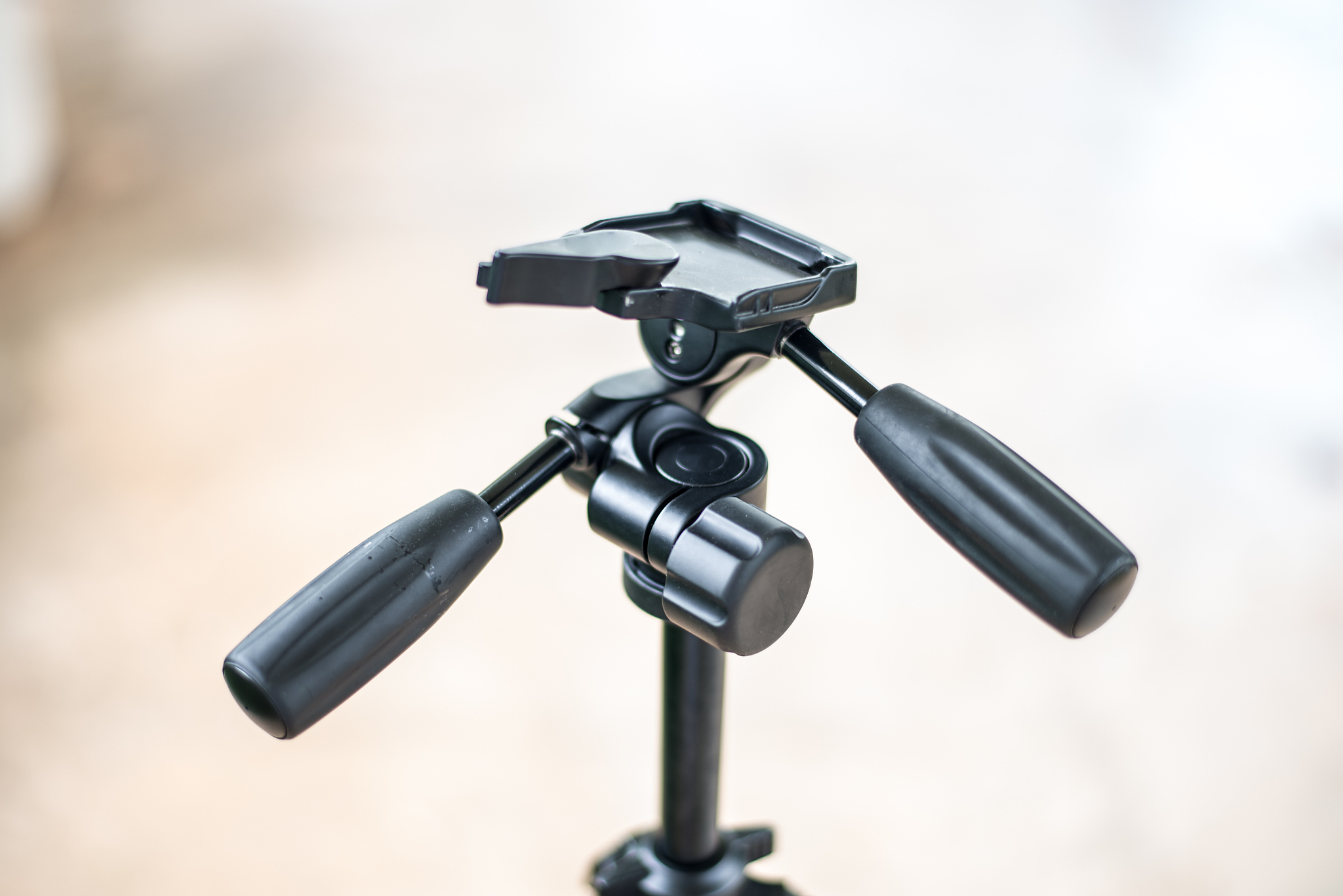 运动相机磁吸支架：牢固吸附，多角度拍摄，便捷实用