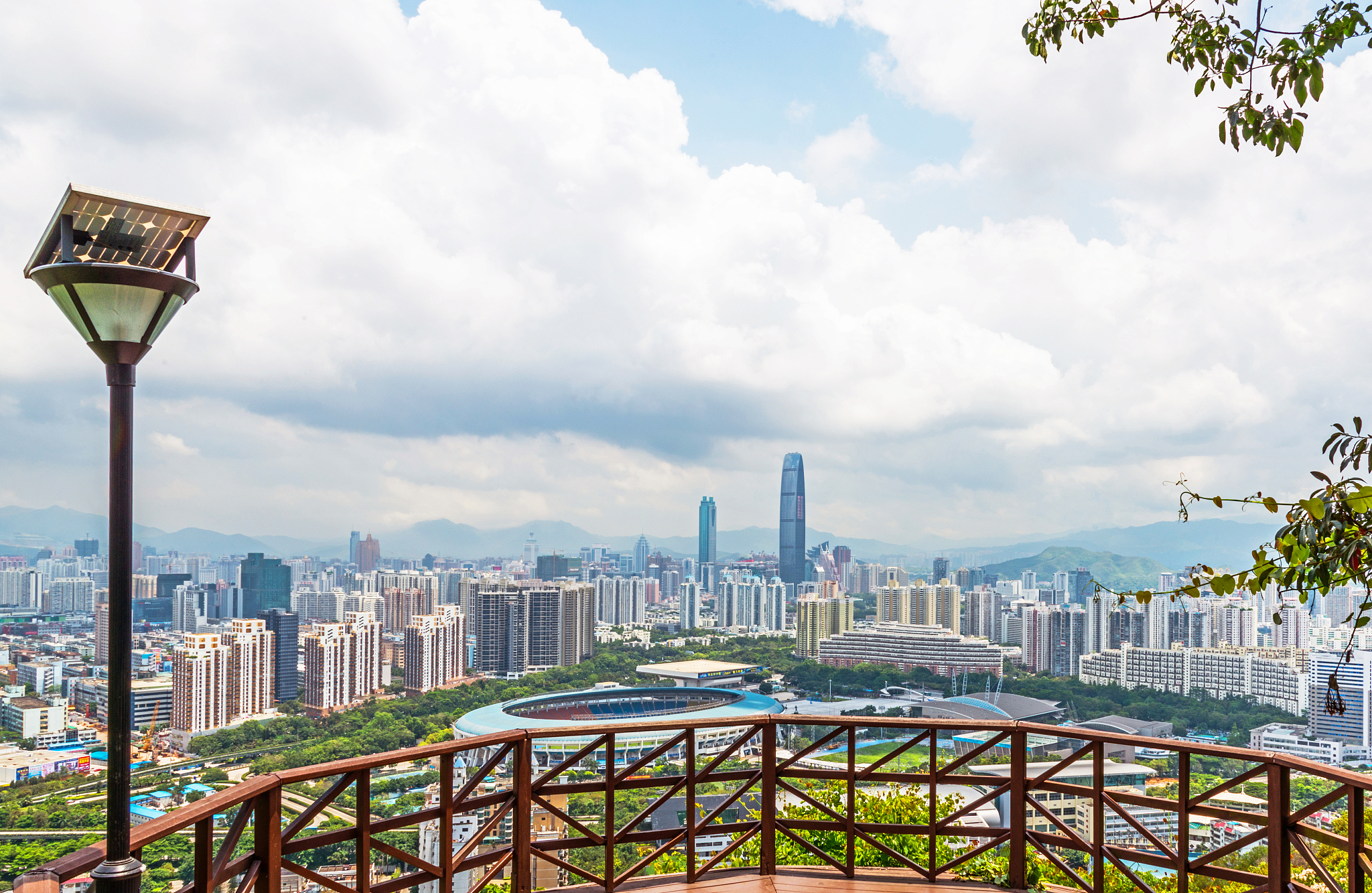 请给一份深圳一日游安排计划以下是一份深圳一日游安排计划：早上：1 深圳湾公园：欣赏美丽的深圳湾景色可以在公园内漫步、骑车、打太极等还可以去看看世界之窗。2 华侨城：在这里可以体验各种主题公园如欢乐谷、海洋世界等还可以去看看中国民俗文化村。中午：1 前海湾壹号：在这里可以享用美食如海鲜、烧烤等。2 深圳市中心商业区：在这里可以购物、逛街还可以去看看深圳的地标建筑如深圳会展中心、平安金融中心等。下午：