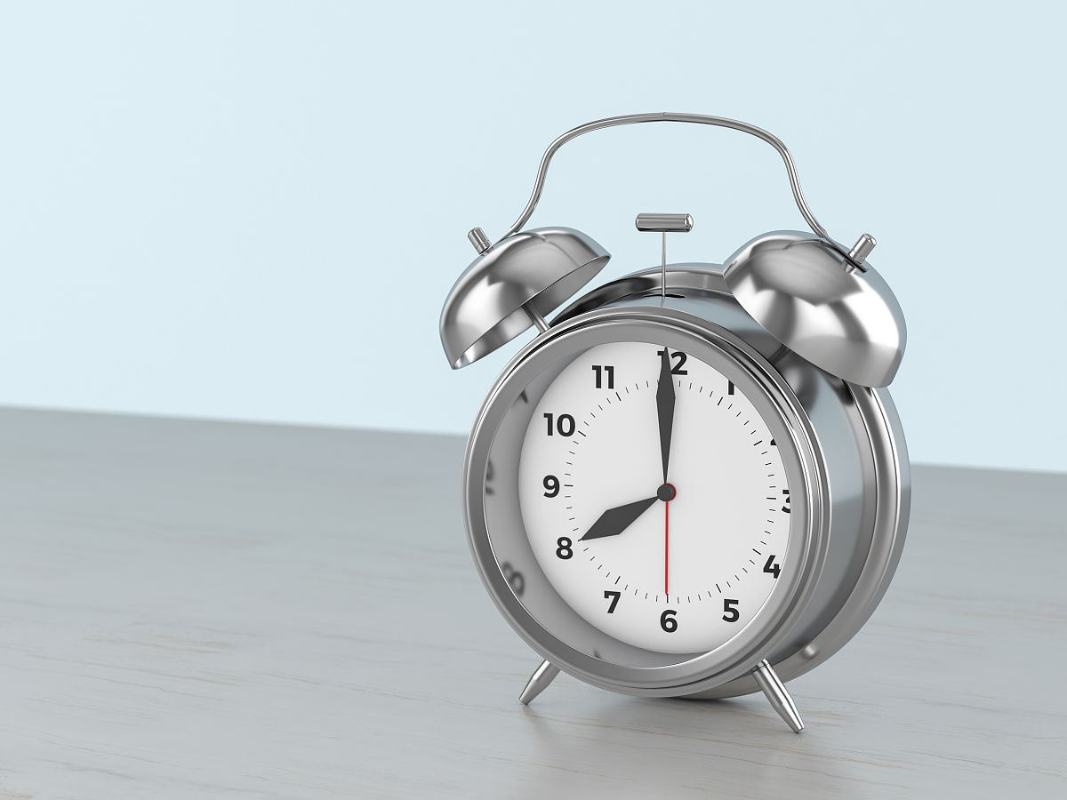 外婆前几年离开了我们，我却一直无法释怀。我曾经以为她的爱就这样消失了，就像她的人一样，离开了这个世界，再也不会回来，直到那天我打开了她的铁盒......铁盒里有针线、手账本、老花镜、全家福、手表、结婚照、闹钟、毛线。分别阐述这些物品对我的意义，要求文字文艺，意味深长