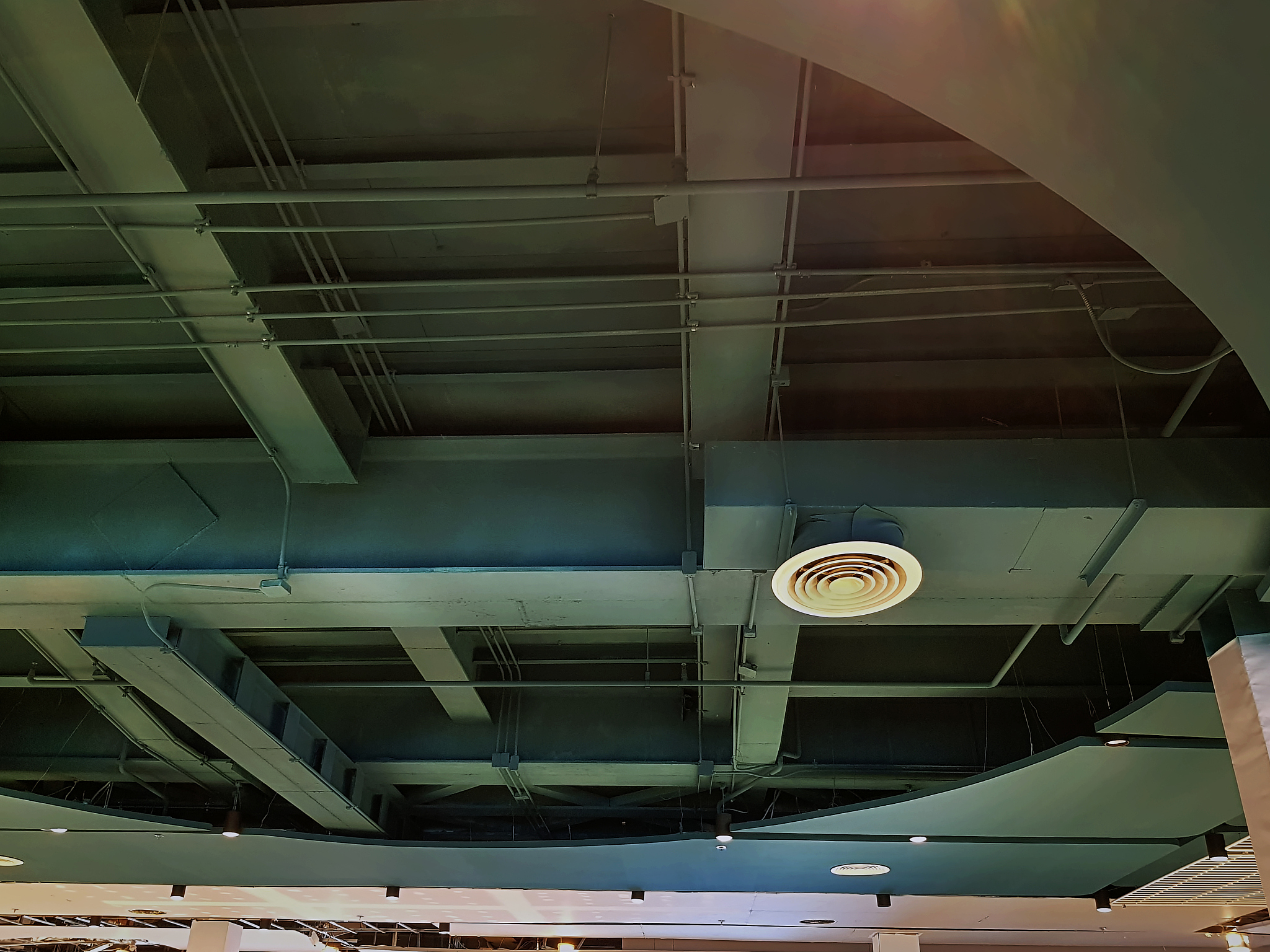 水平风管检查步骤1 确认风管的位置和布局包括风口、风机、过滤器、加热器等设备。2 检查风管的密封性能确认风管是否有漏风、松动或裂缝等问题。3 观察风管内部是否有积尘、腐蚀、污染等问题如果有需要及时清洗或更换。4 检查风口是否正常工作观察它们是否满足所需的空气流量和风速。5 检查风机的运行情况观察它们是否有异常声音、振动、过热等问题。并对其进行必要的维护和保养。6 检查风管的支架和固定件是否稳固以避