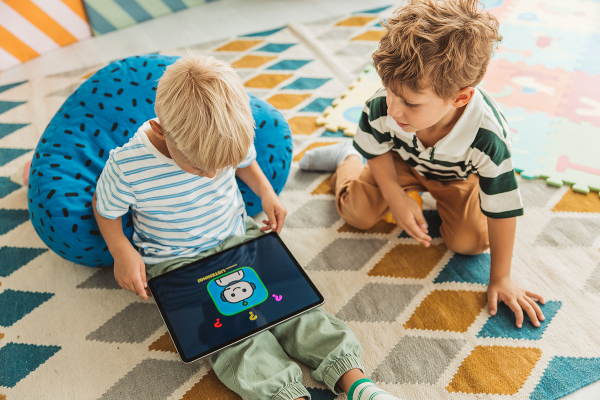 孩子不把自己的玩具给别的小朋友玩是自私吗？2我孩子1岁了但除了保姆外谁都不认是什么原因呢？3孩子2岁前很乖2岁后开始不想要大人抱什么事都要争着自己来怎么教育呢？