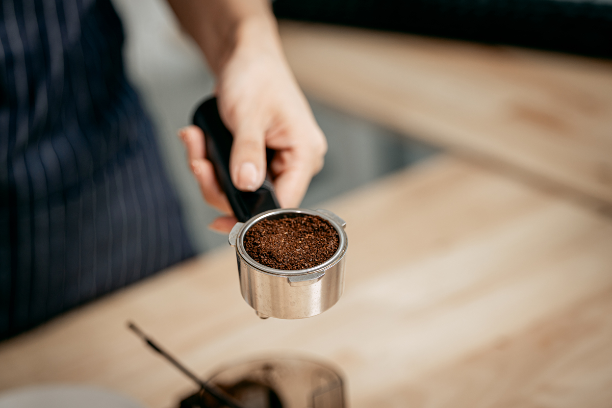 我最近要写一本关于世界上最详细的《手冲咖啡及全世界的咖啡豆》的书籍，请帮我写一个包含序言的书籍框架，并详细的叙述每个章节具体内容。