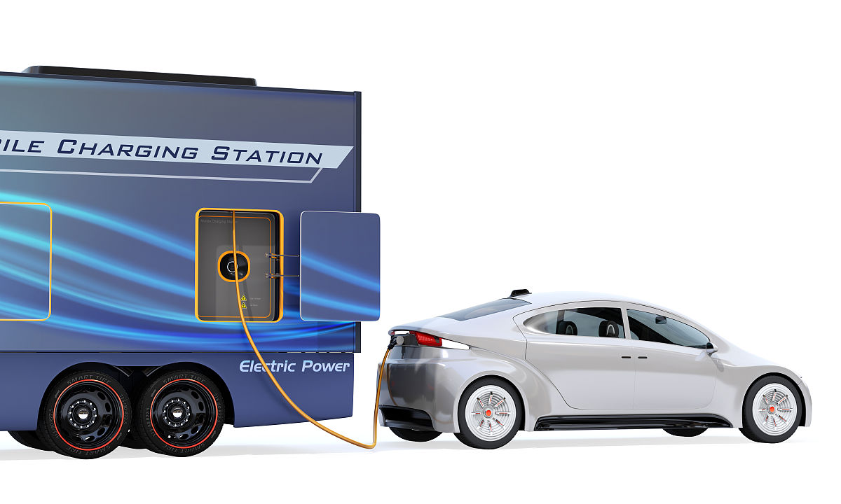 说10个电动汽车和燃油车相比较的优势1 低碳排放：电动汽车没有尾气排放因此可以大幅降低碳排放。2 节约能源：电动汽车使用电力作为能源相对于燃油车可以节约能源。3 低噪音：电动汽车的电动机噪音较小驾驶更加安静。4 易于维护：电动汽车没有发动机和变速器等机械部件因此维护成本较低。5 加速性能好：电动汽车的电动机可以提供高扭矩因此加速性能优于燃油车。6 无需加油：电动汽车不需要加油只需要充电更加方便。7