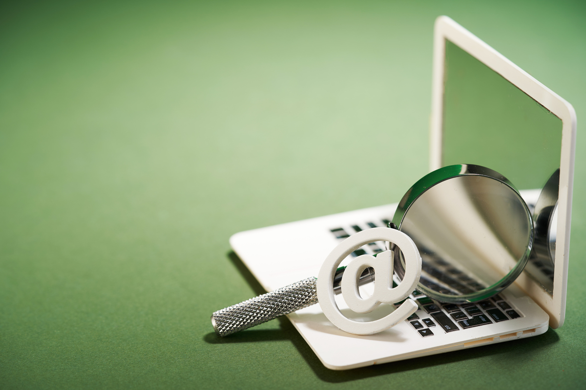 将下面这段话降重：具有某些特征而与一般实物财产有所区别首先网络 游戏虚拟财产具有无形性