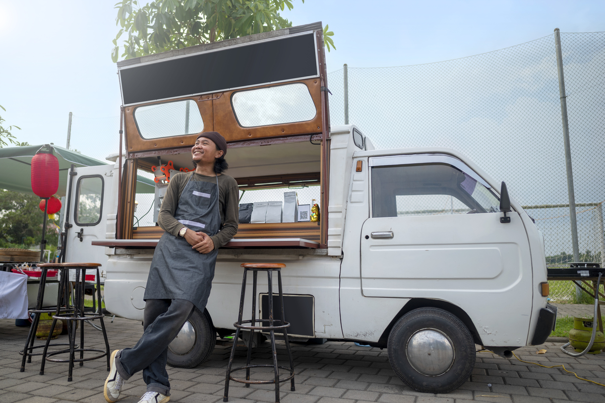 房车在西方发达国家已经有上百年的发展历史成为了人们生活中的日用品但房车进入中国时间较晚到了21世纪初我国的房车产业才有所发展2。房车旅游虽然在中国处于发展初期但因其自由度高颇受游客青睐迅速成为我国消费潜力巨大的新兴产业在互联网+的影响及国家大力发展旅游产业的政策推动下房车旅游得到了快速发展并进入了一个新阶段。如图11所示2021年我国房车保有量达到288718辆同比增长244；2022年我国房车保