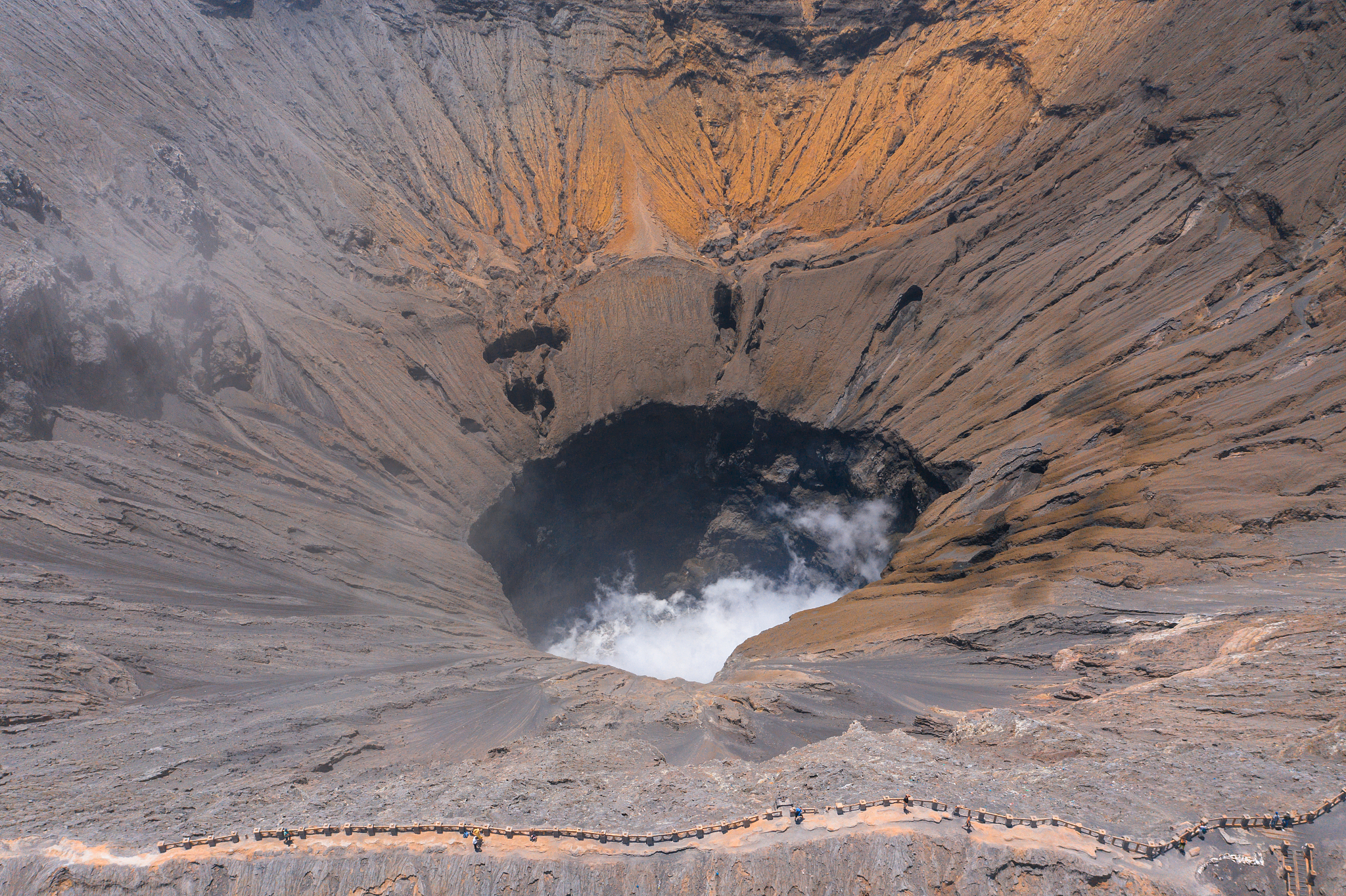 陨石为什么总是砸坑里