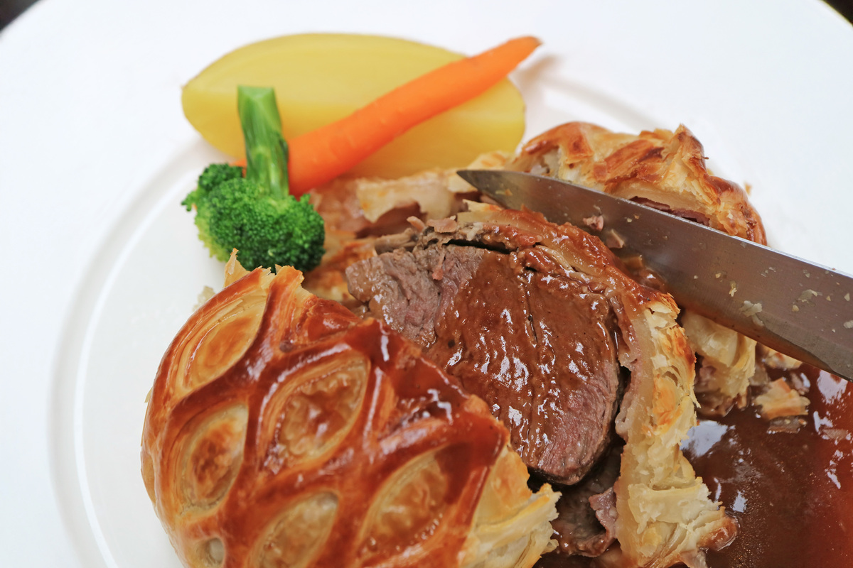 夫妻肺片英文翻译方法对比：Spicy Beef and Ox Tongue Slices vs. Husband and Wife's Lung Slices