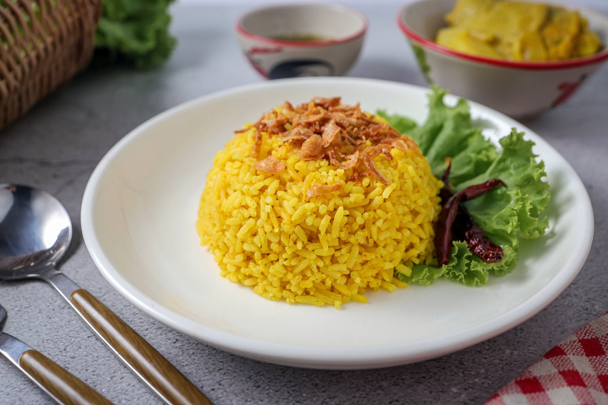 蟹黄牛油拌饭：牛油香气浓郁，蟹黄鲜美，好评如潮！