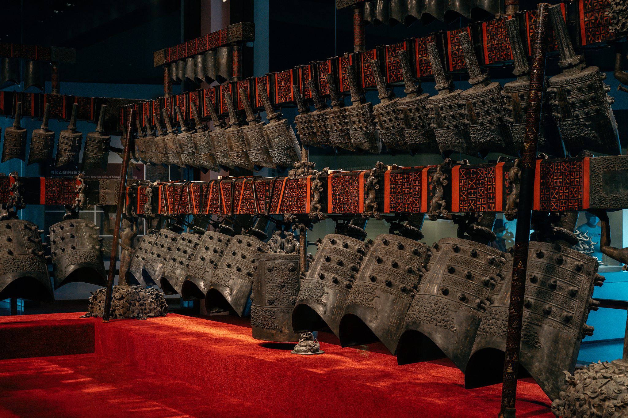 、 回顾《中国传统歌舞》节课中曾侯乙编钟的内容结合自行搜集的相关资料以曾侯乙编钟作为主题论文题目自拟从其历史发展、乐器的结构及音色特点谈谈自己对中国传统乐器、中国传统音乐的认识和思考。可参考视频《非凡匠心——编钟》内容2、 格式：①按照统一的论文格式手写完成； ②2000---2500字。