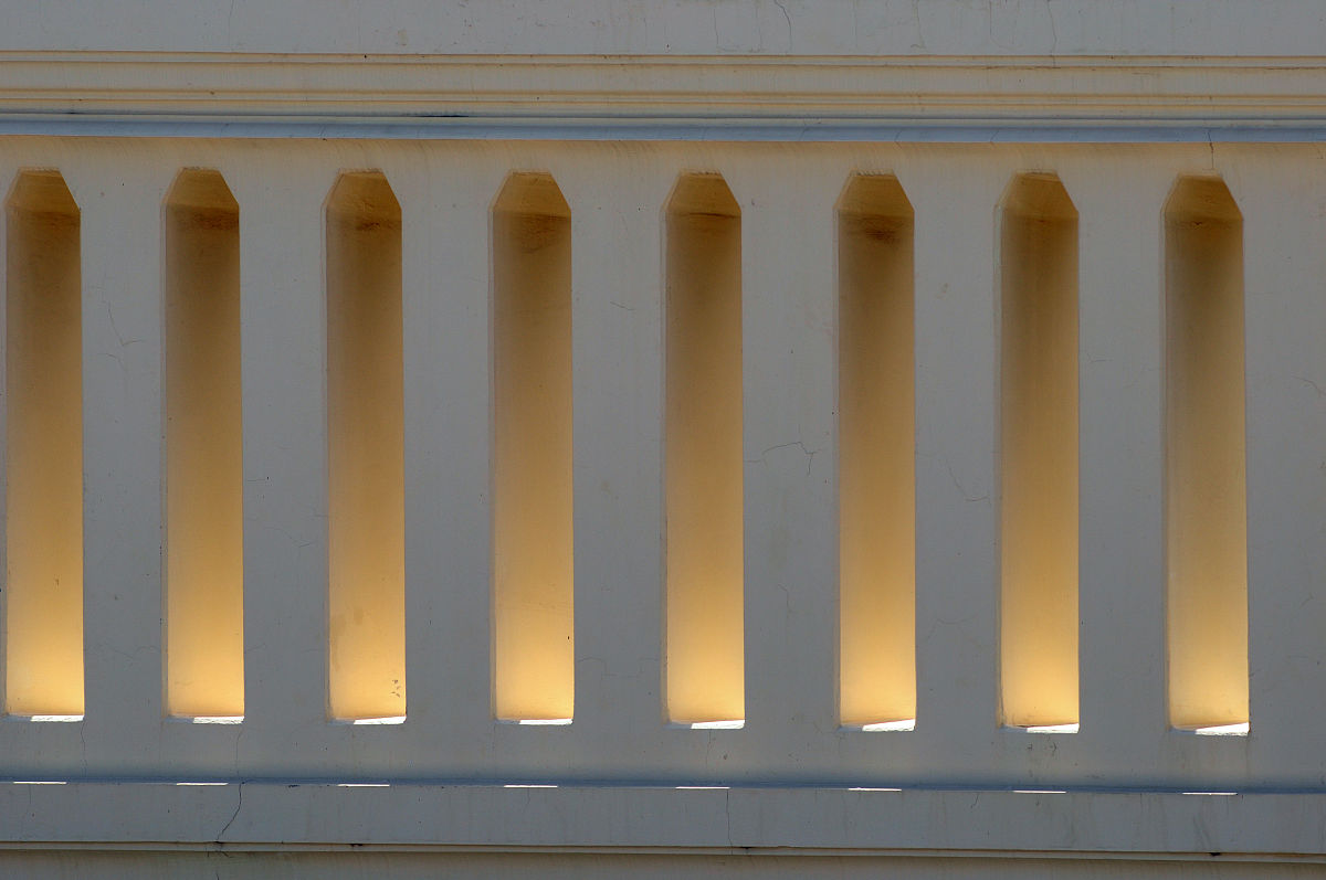 2.02μm 120W Tm:YAG 激光器：新型聚光腔结构与侧面抽运技术