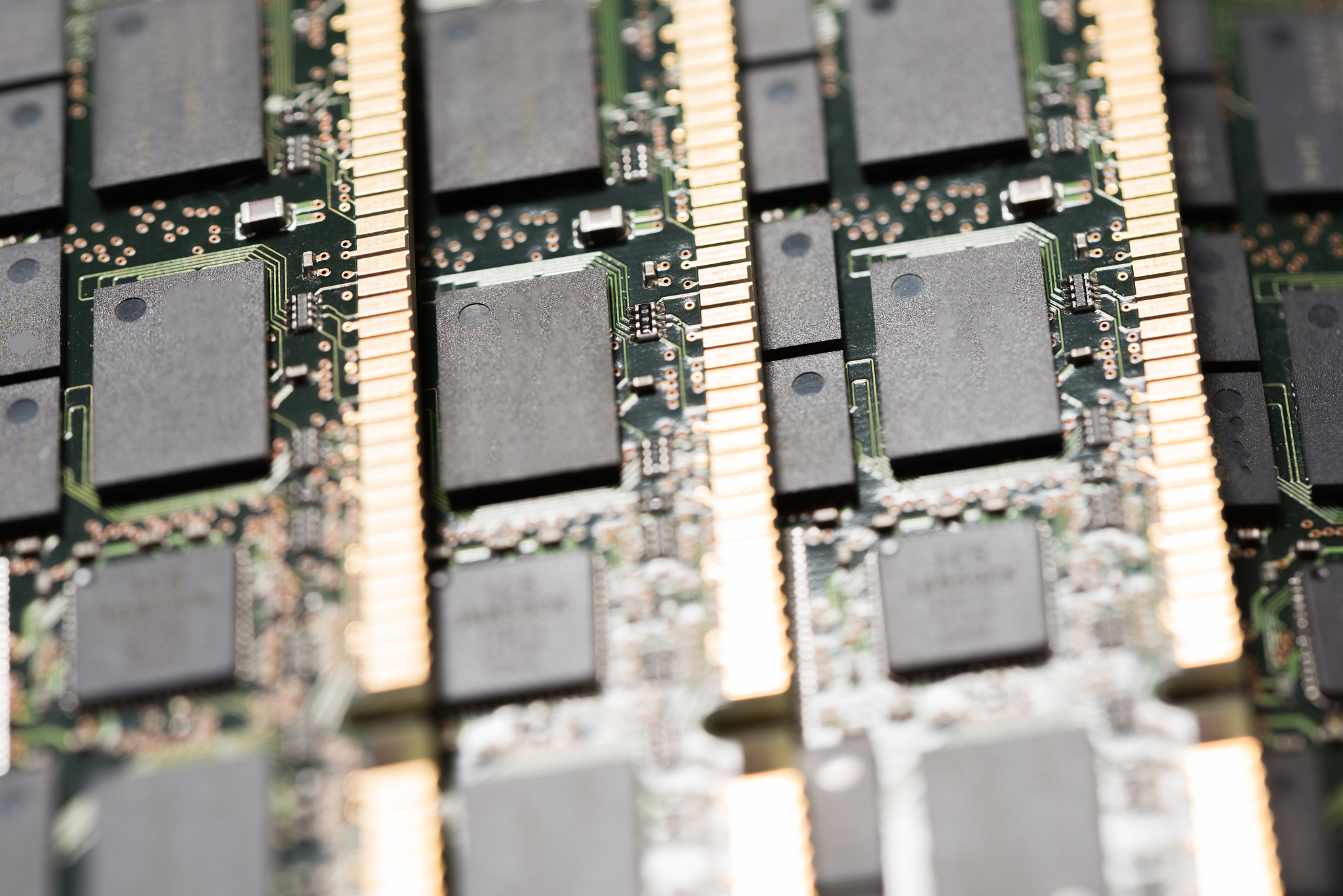 CPU 包含主存吗？