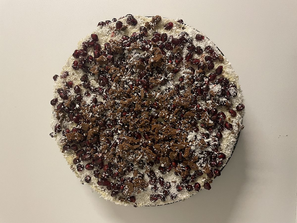 检查以下段落要求重新组织段落文字语言通顺措词有序保留其中的关键字花椒精油是一种挥发性油在光、热、氧等条件下化学性质不太稳定所以在运输、保存、使用方面受到一定限制19。利用高分子聚合物包埋花椒精油形成微胶囊可以提高花椒精油的稳定性。制作花椒精油微胶囊的壁材有明胶-多糖、海藻酸钠、阿拉伯胶、生香酿酒活性干酵母、羟丙基-β-环糊精、大豆分离蛋白制备干燥方法包括冷冻干燥、喷雾干燥、真空干燥等根据制备壁材不