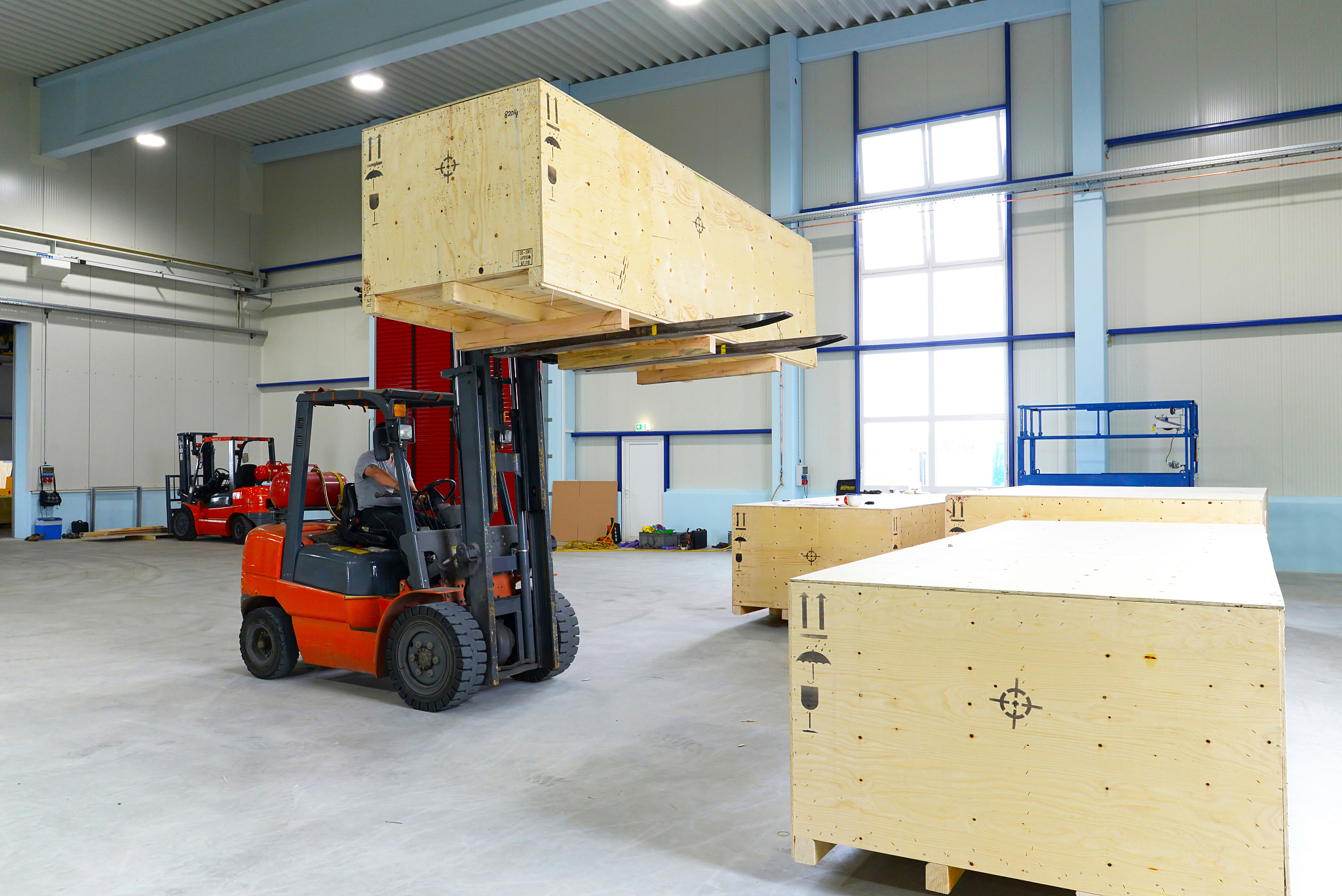 翻译
 Standard aisle width is 13 ft. / 4 m for a standard counterbalance propane forklift.