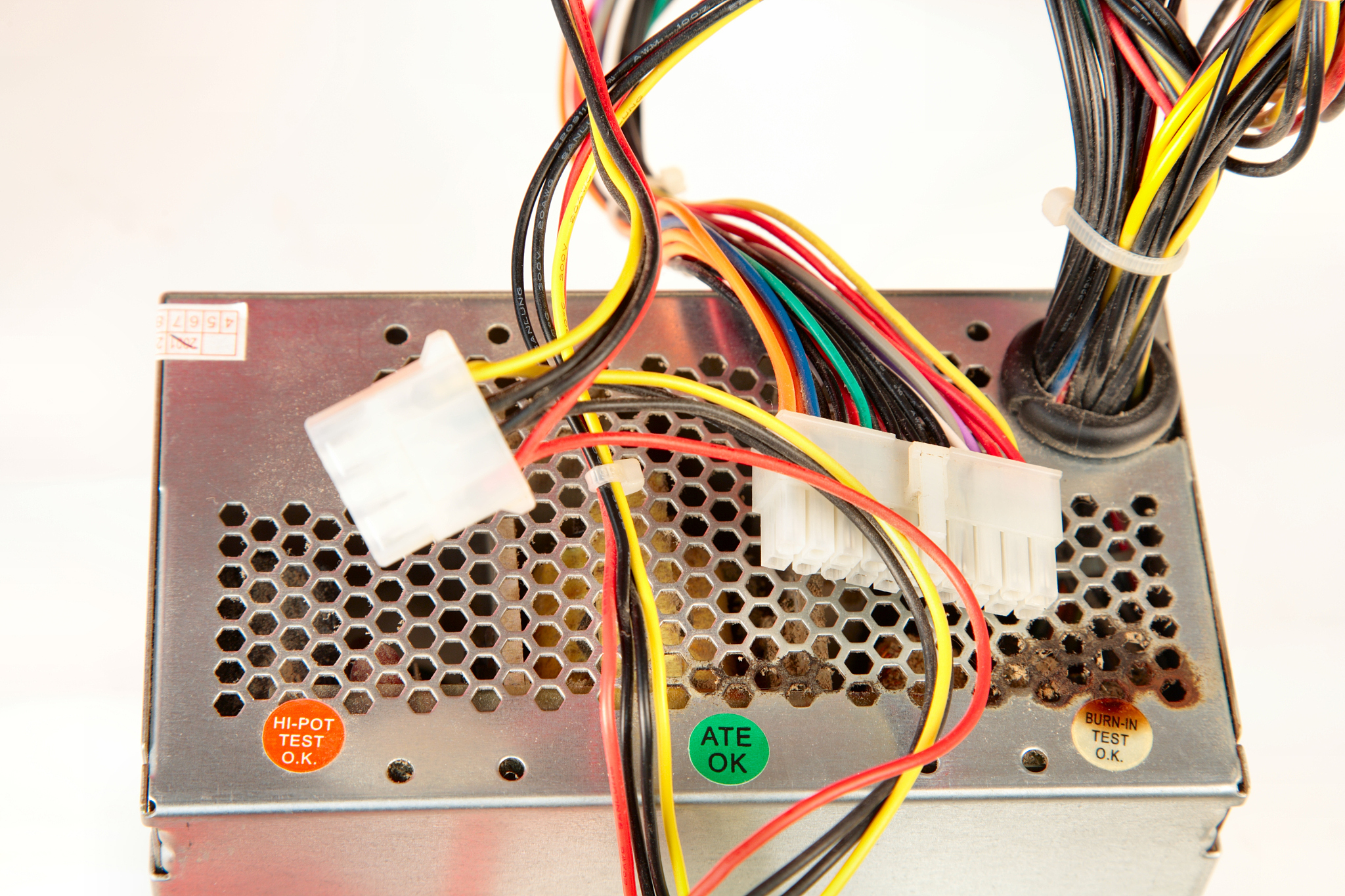 从电磁加热器到加热主体的那两根线我有六个加热器到六个反应釜一共就是12根线这12根线好走一个槽里吗？它们会相互干扰吗？