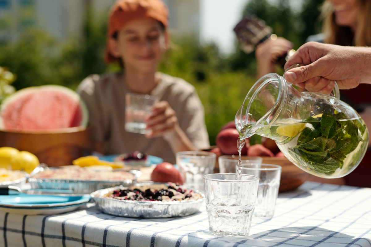 饭后百步走不一定健康但是饭后的七个坏习惯一定要远离。第一个就是饭后喝浓茶喝浓茶会使食物中的蛋白质与茶叶中的单宁酸相结合形成沉淀影响蛋白质的吸收。除此之外红肉中含有丰富的铁而浓茶中的鞣酸会影响铁的吸收。第二就是饭后吸烟吸烟的危害不必多说然而饭后马上吸烟更是对消化道、呼吸道造成影响。第三就是吃完饭后久坐或者躺着会导致胃肠道的蠕动减缓影响消化。建议饭后可以缓步慢行20到30分钟这样会有助于消化但不要进行