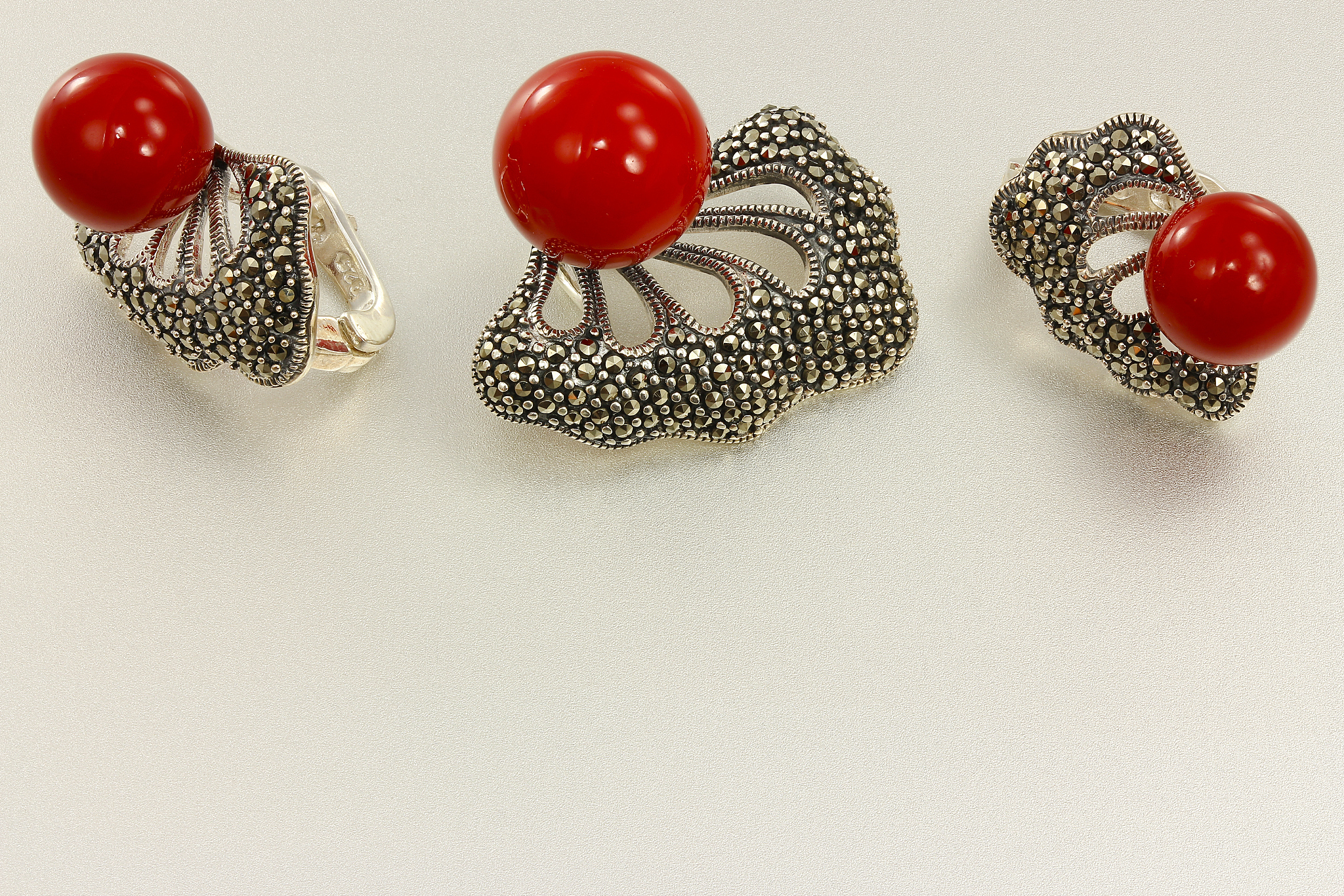 奢华优雅红玫瑰胸针，珍珠点缀，创意设计，百搭气质