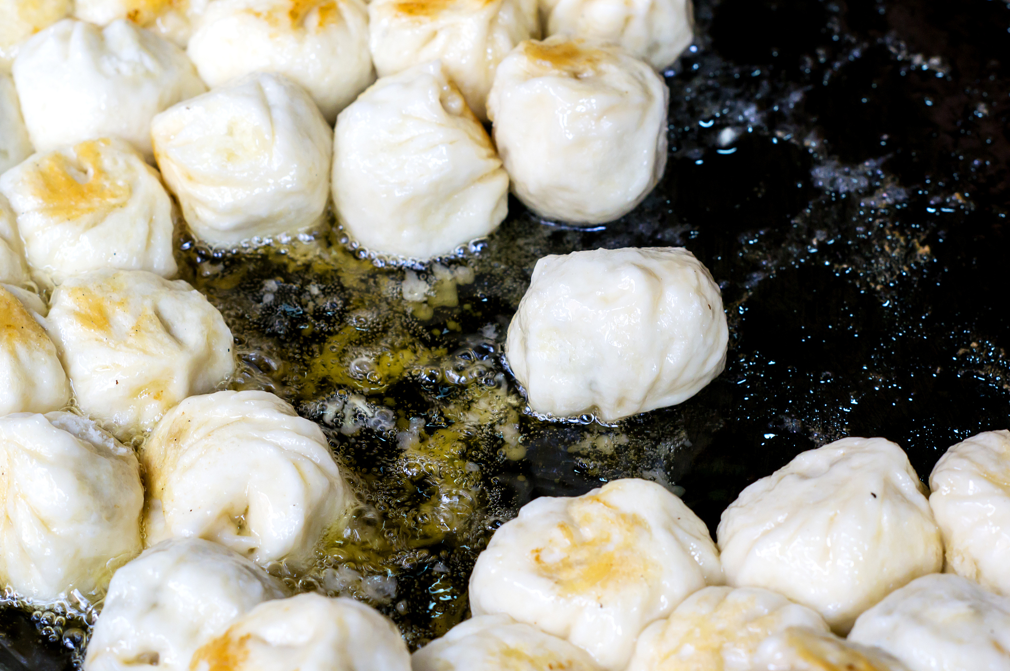 12月21日下午你们班在学校餐厅举行了一次以包水饺为主的冬至庆祝活动。请你写一篇报道给校英文报投稿90词左右；内容包括：1活动目的;2活动经过；3活动影响。