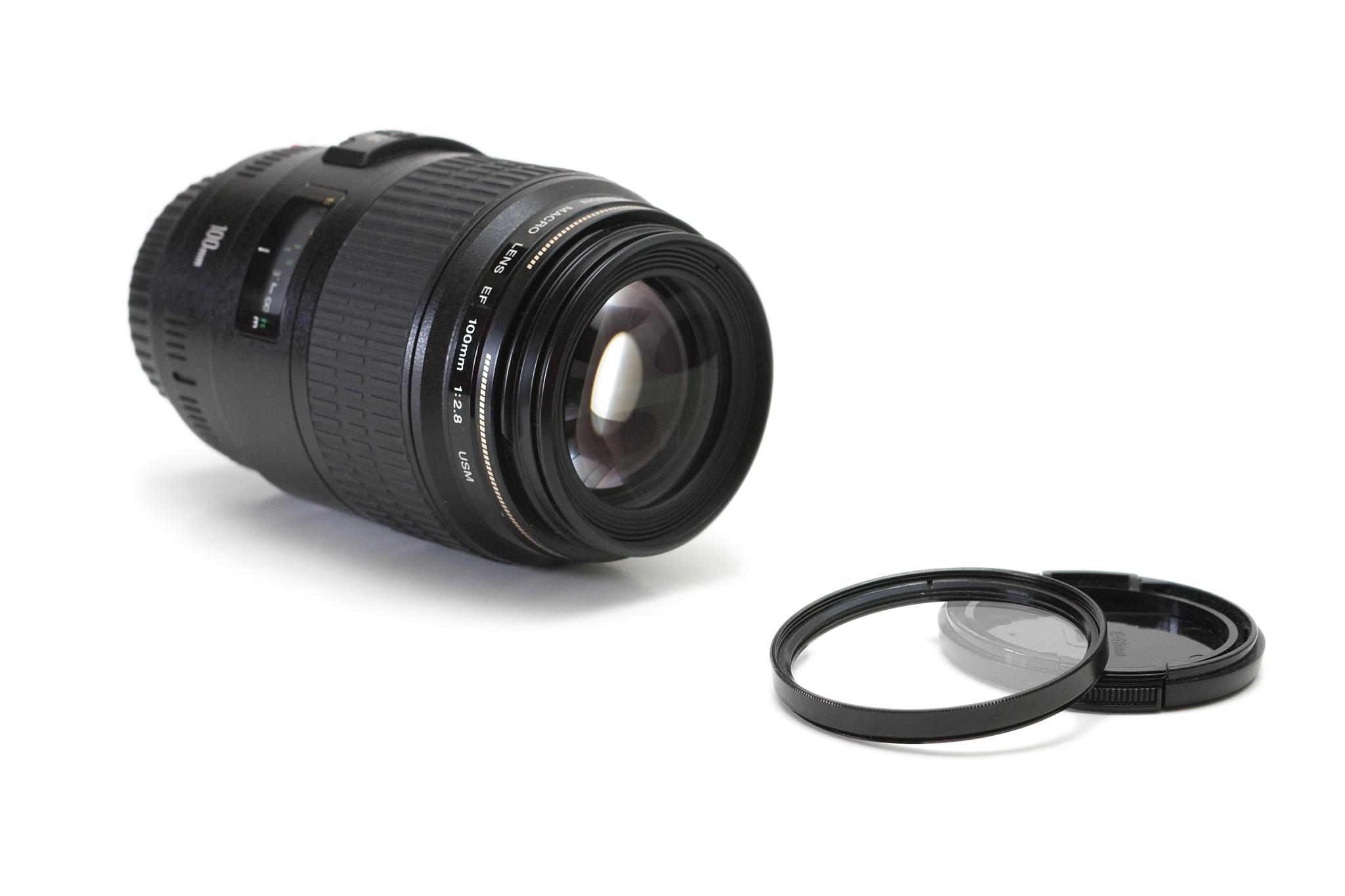 扩展描述：光圈和通光孔直径。光圈是一个用来控制通过镜头进入相机光线量的装置中央部分的圆孔的直径叫通光孔径通光孔径越大在同一单位时间内的进光量便越多