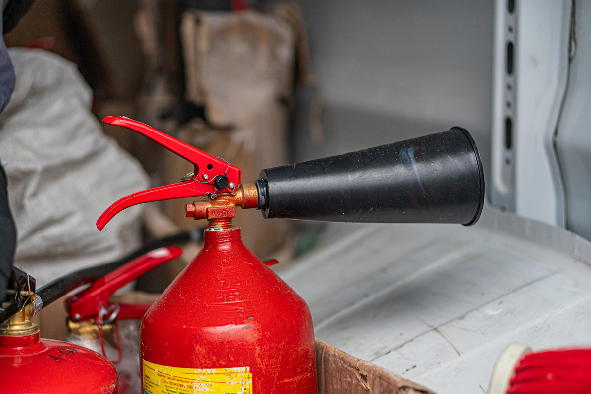 灭火时对现场破坏性最小的灭火器是什么