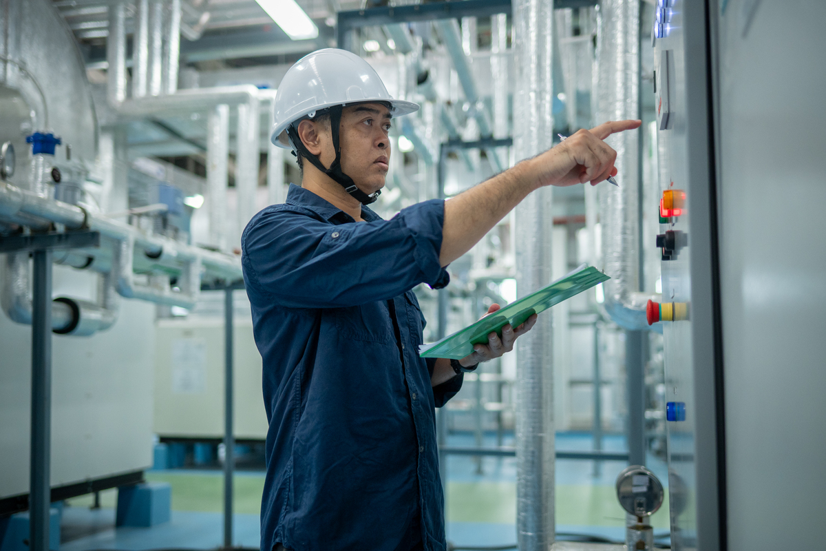 化工厂一线员工：匠心精神，默默奉献