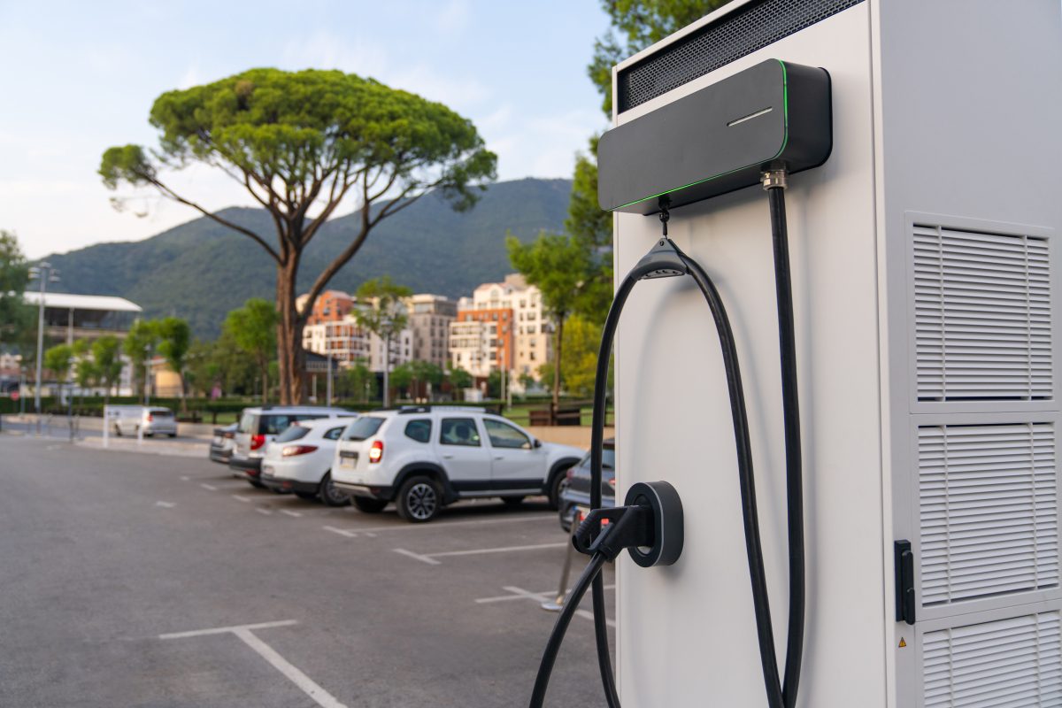 充电枪数量为54把枪，充电桩功率为120kw一机双枪每台充电桩年充电量为35000度电，平均每个月每台设备充多少度电